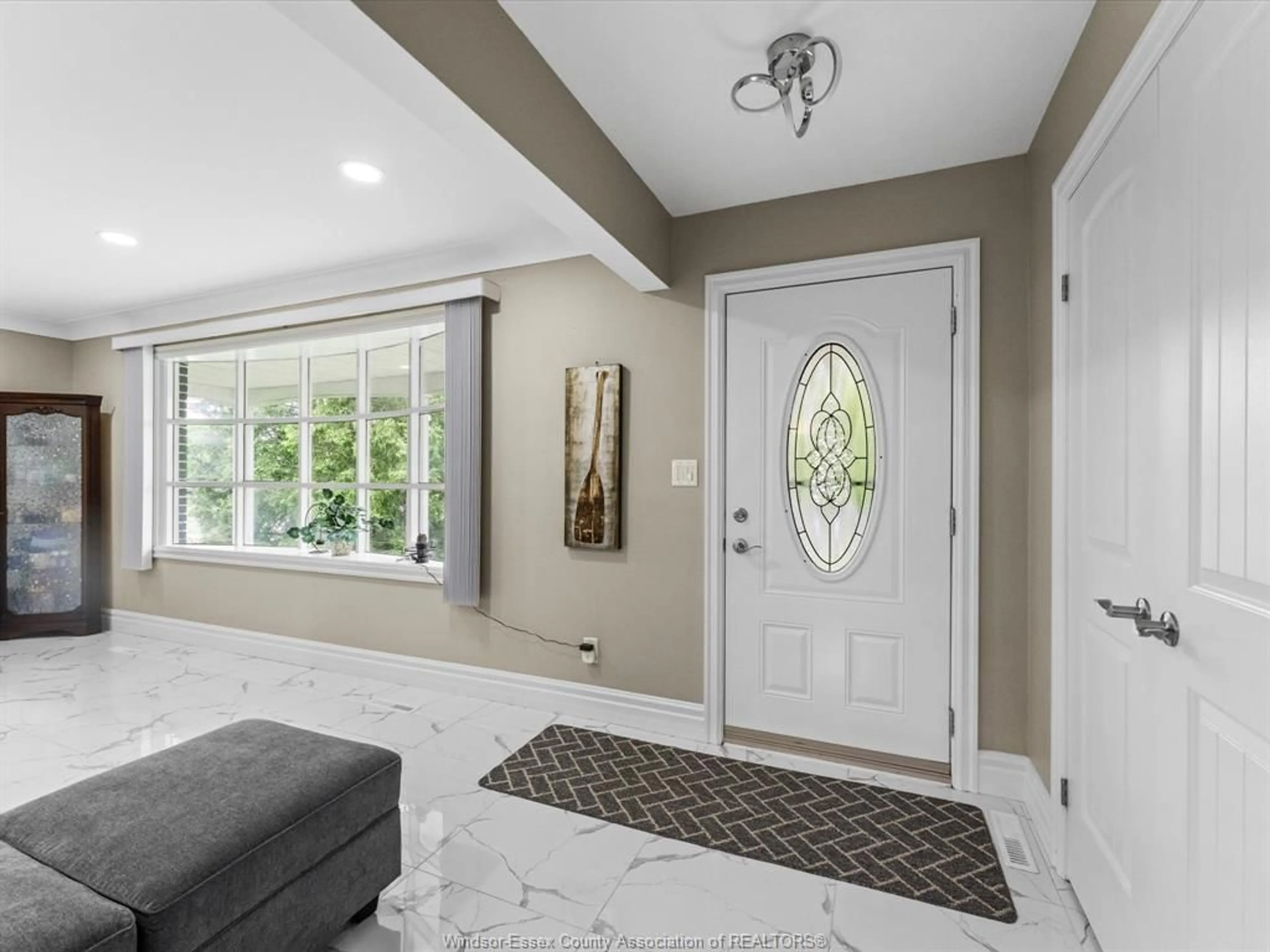 Indoor entryway for 2367 RANDOLPH Ave, Windsor Ontario N9E 3X3