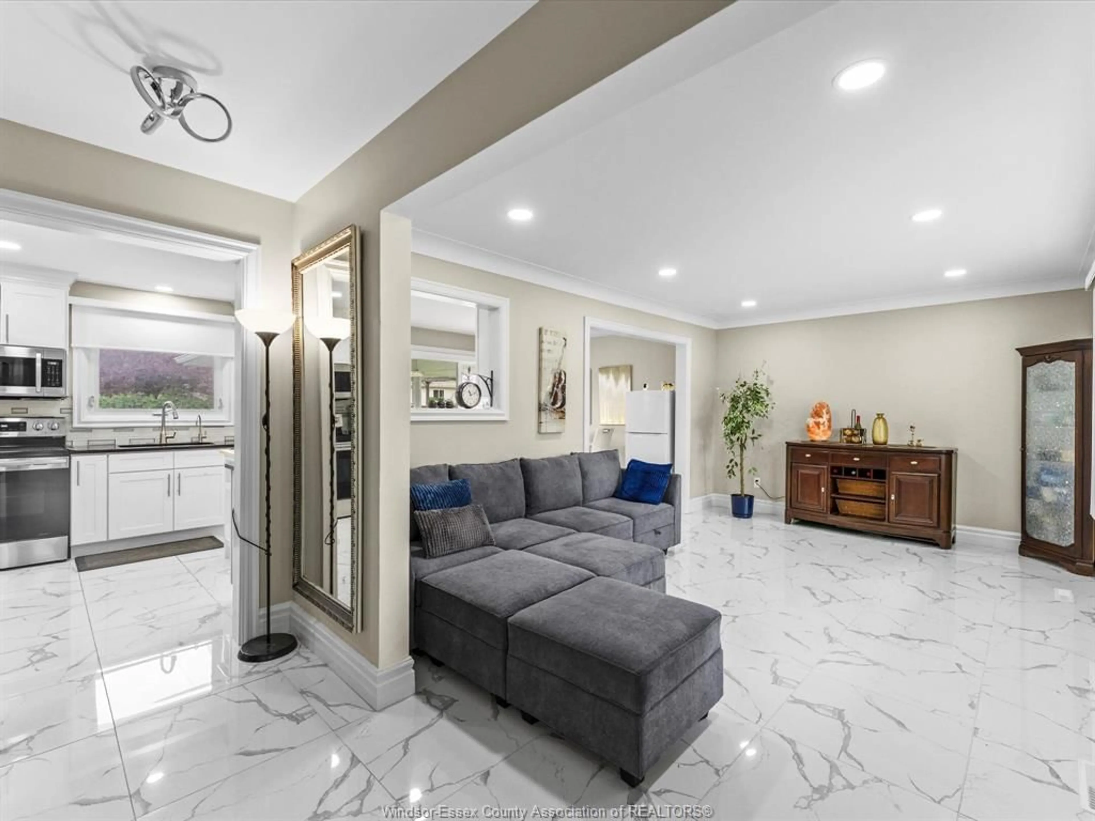 Indoor foyer for 2367 RANDOLPH Ave, Windsor Ontario N9E 3X3