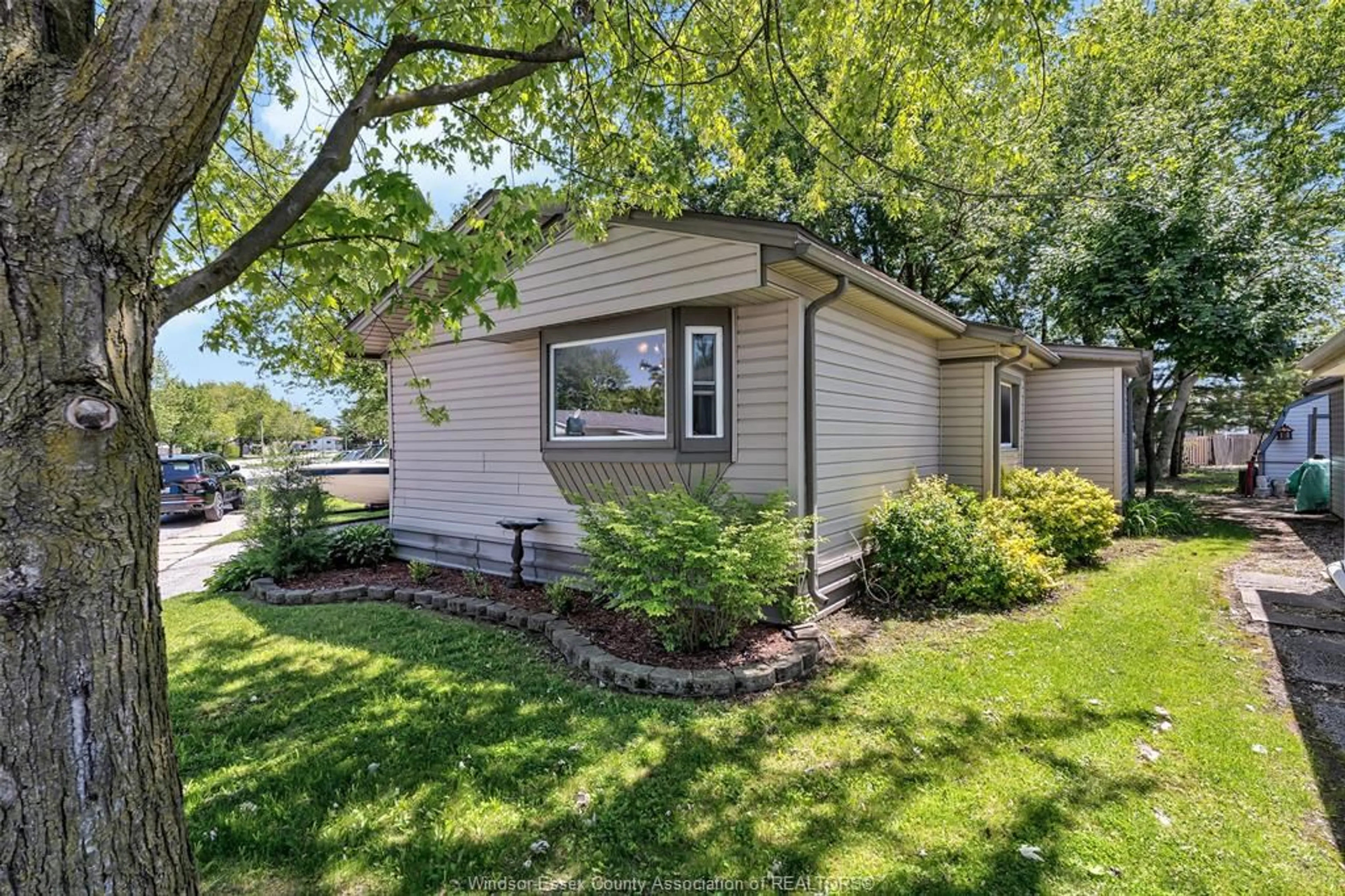 Home with vinyl exterior material, water/lake/river/ocean view for 1 VISCOUNT Pky, Essex Ontario N8M 1Y8