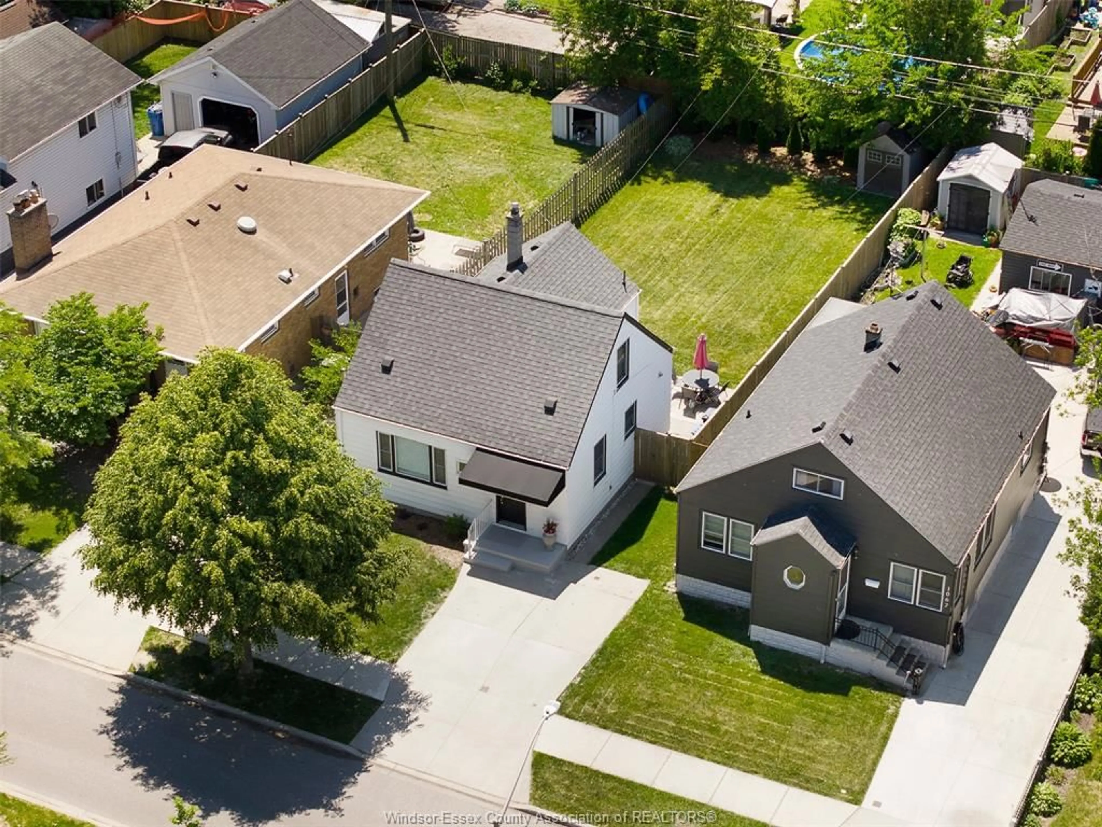 A pic from outside/outdoor area/front of a property/back of a property/a pic from drone, street for 1071 Fairview Blvd, Windsor Ontario N8S 3E6