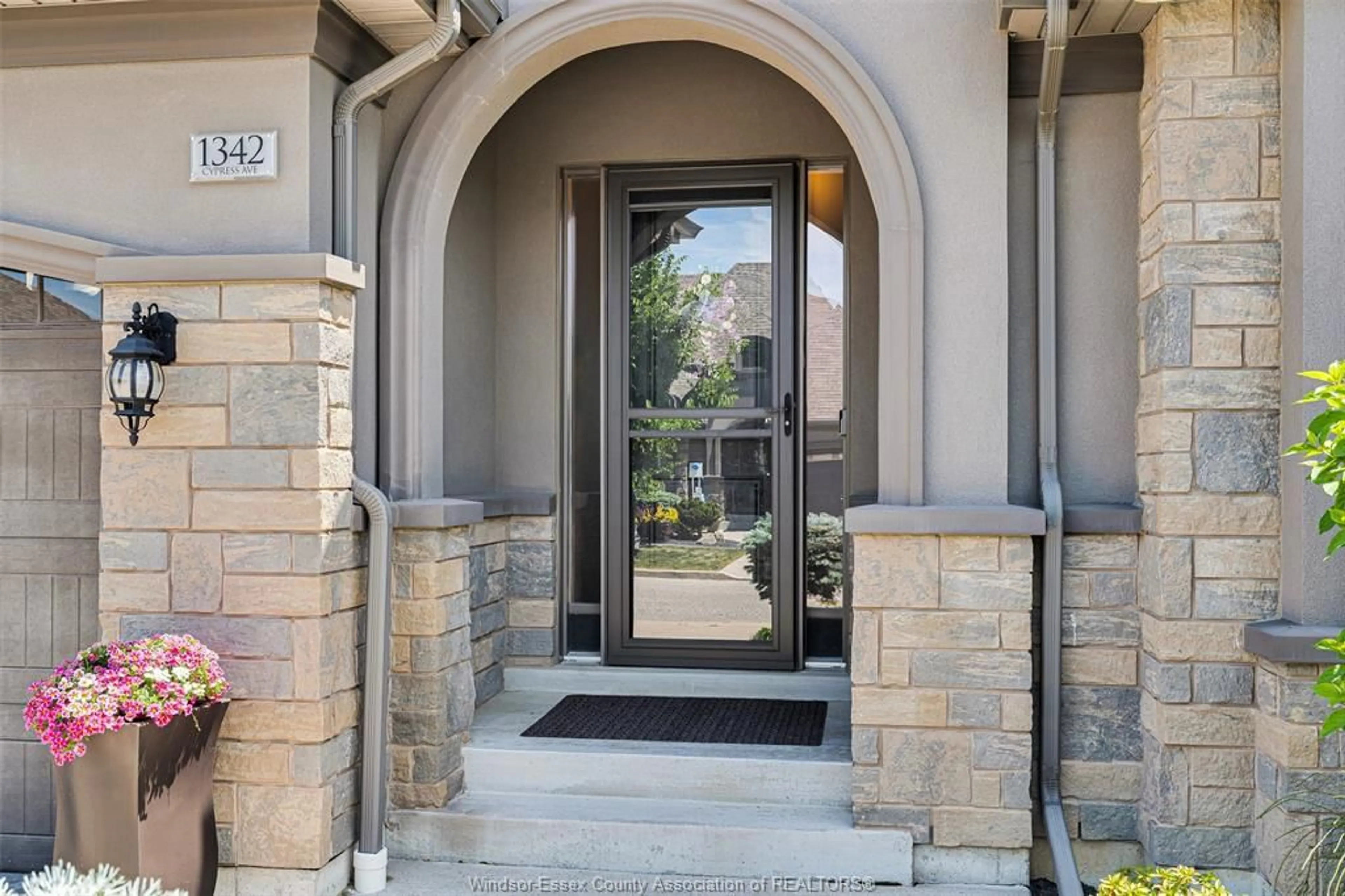 Indoor entryway for 1342 CYPRESS Ave, Windsor Ontario N8P 1Y4