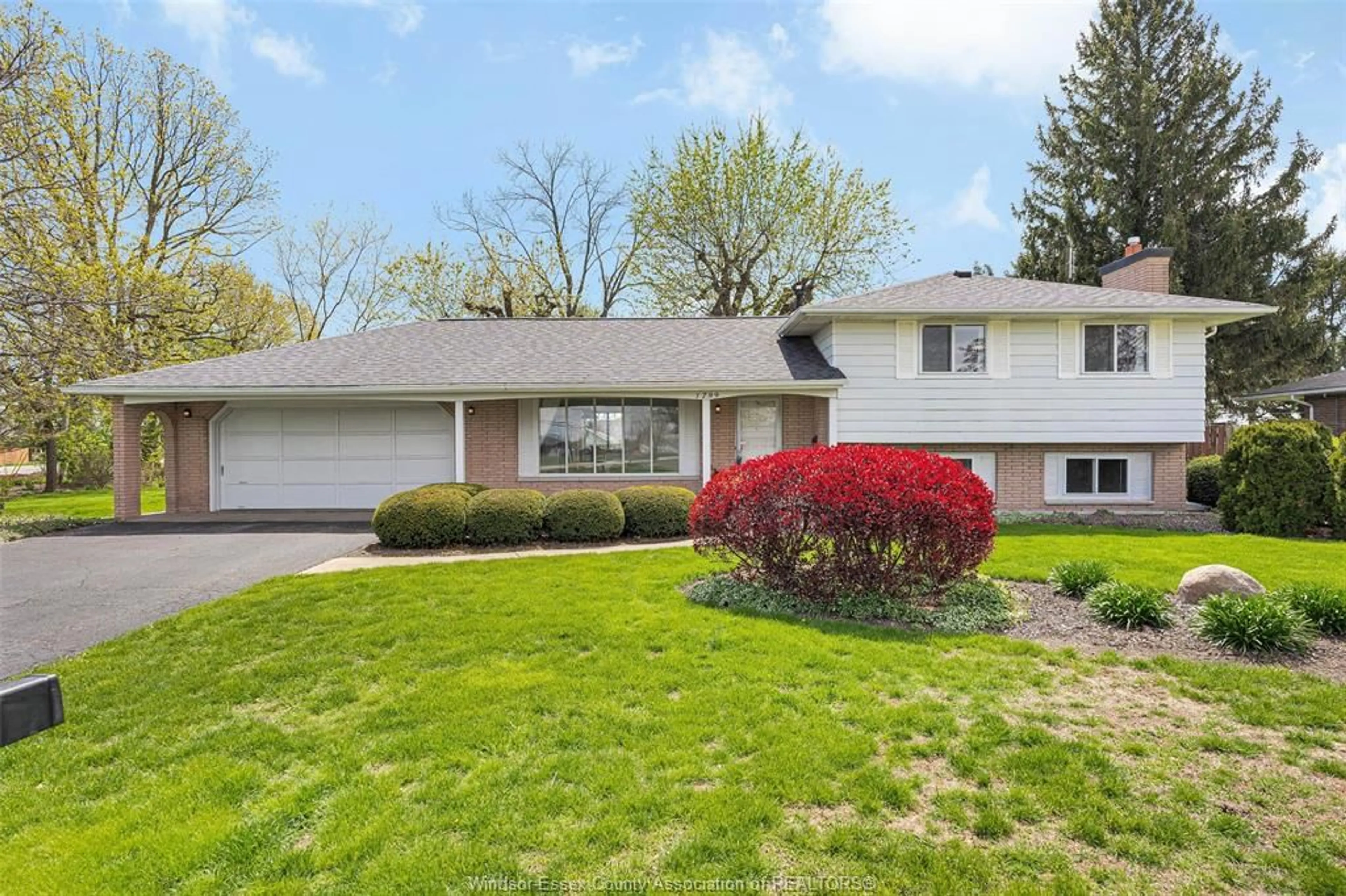 Home with vinyl exterior material, street for 1799 Golfview Dr, LaSalle Ontario N9J 1E1