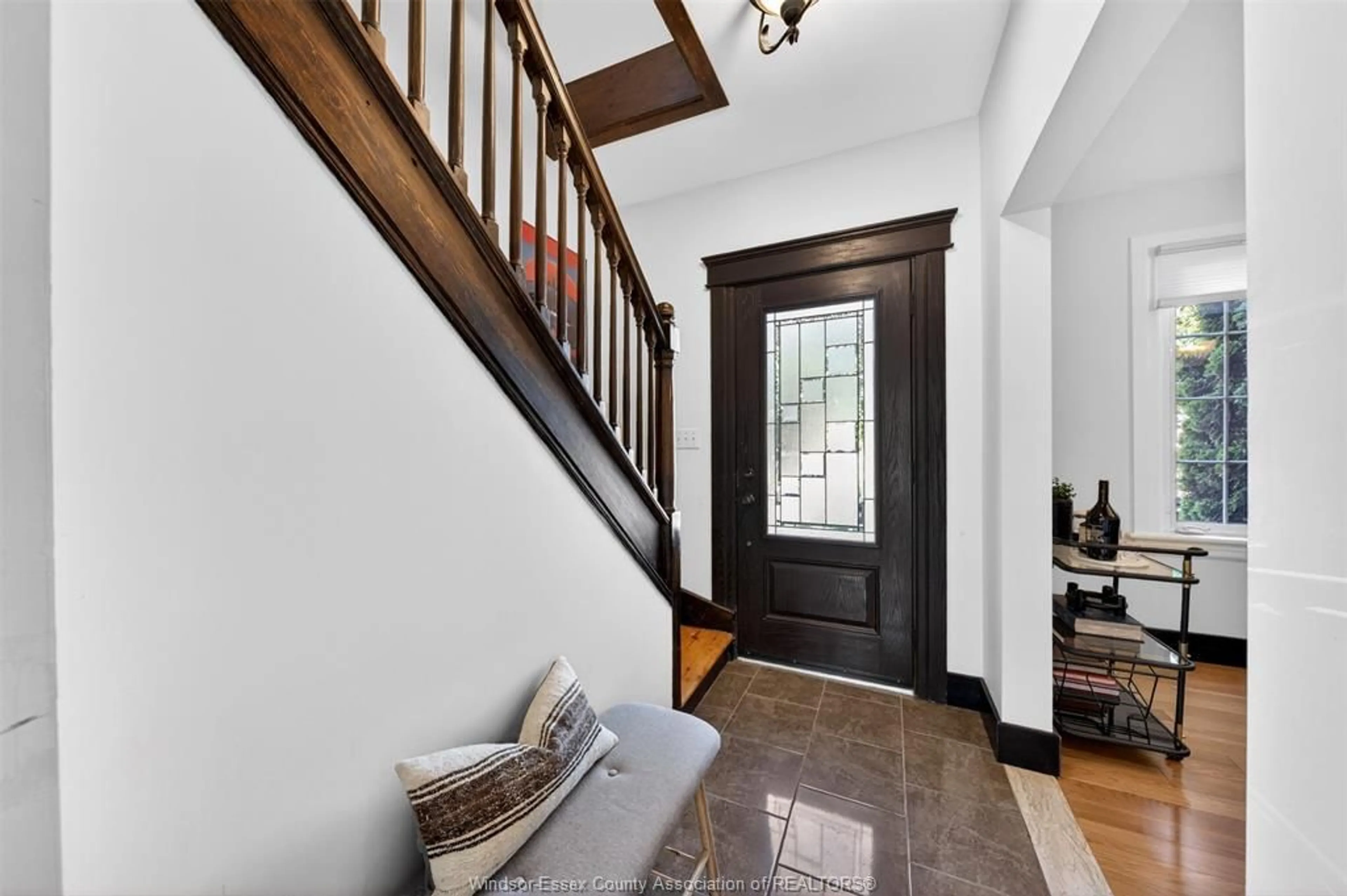 Indoor entryway for 756 MONMOUTH, Windsor Ontario N8Y 3L2