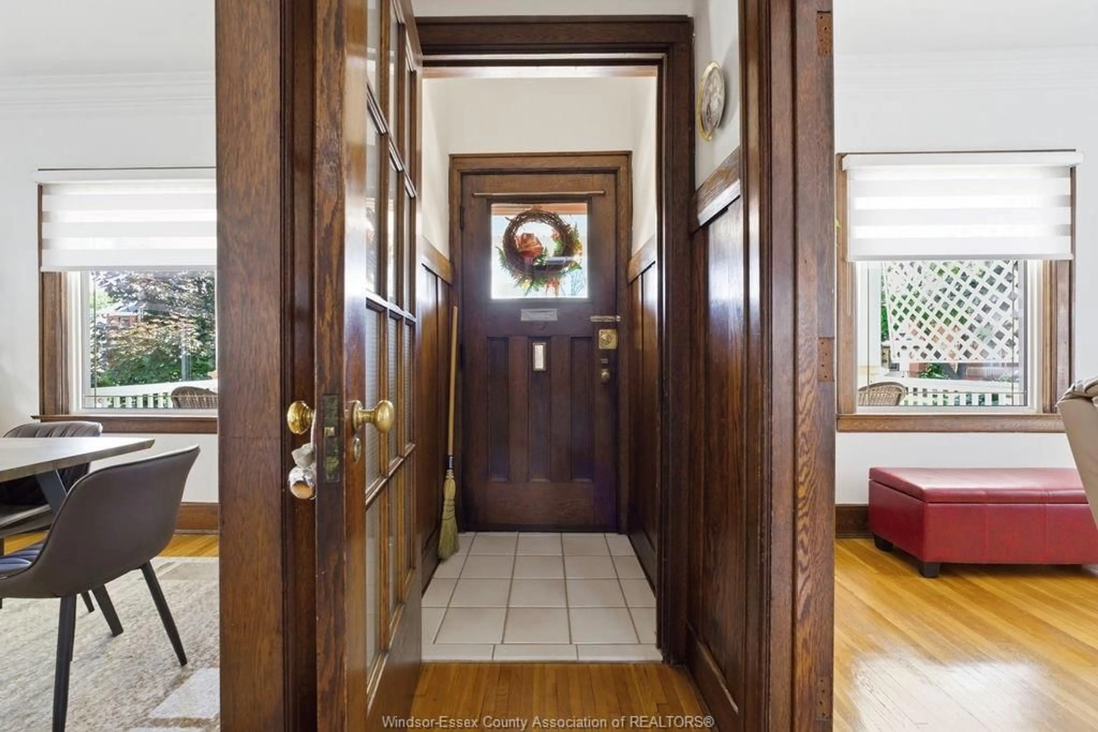 Indoor foyer for 439 MOY Ave, Windsor Ontario N9A 2N3
