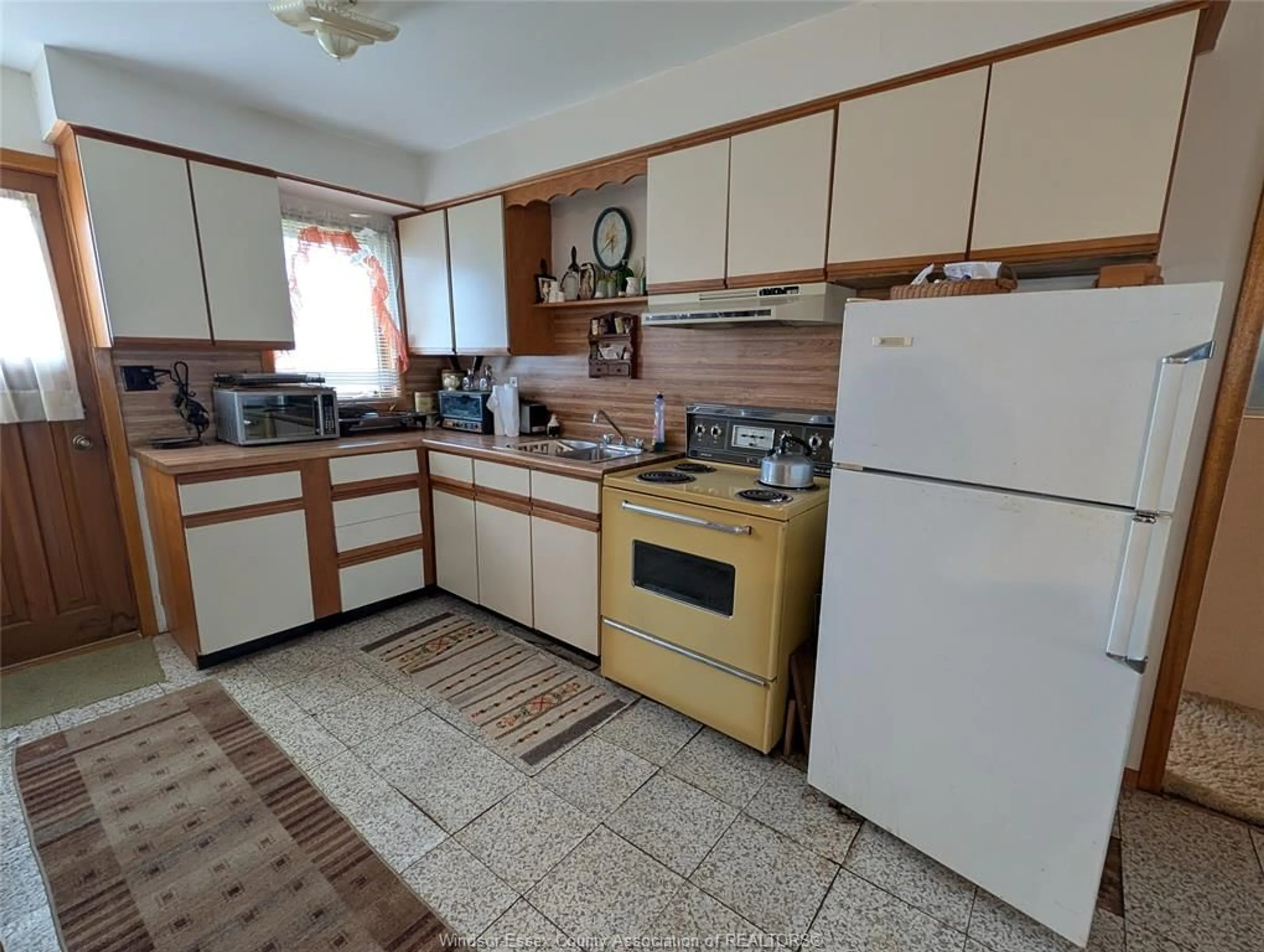Standard kitchen, unknown for 501 LAKEWOOD, Amherstburg Ontario N9V 2Y8