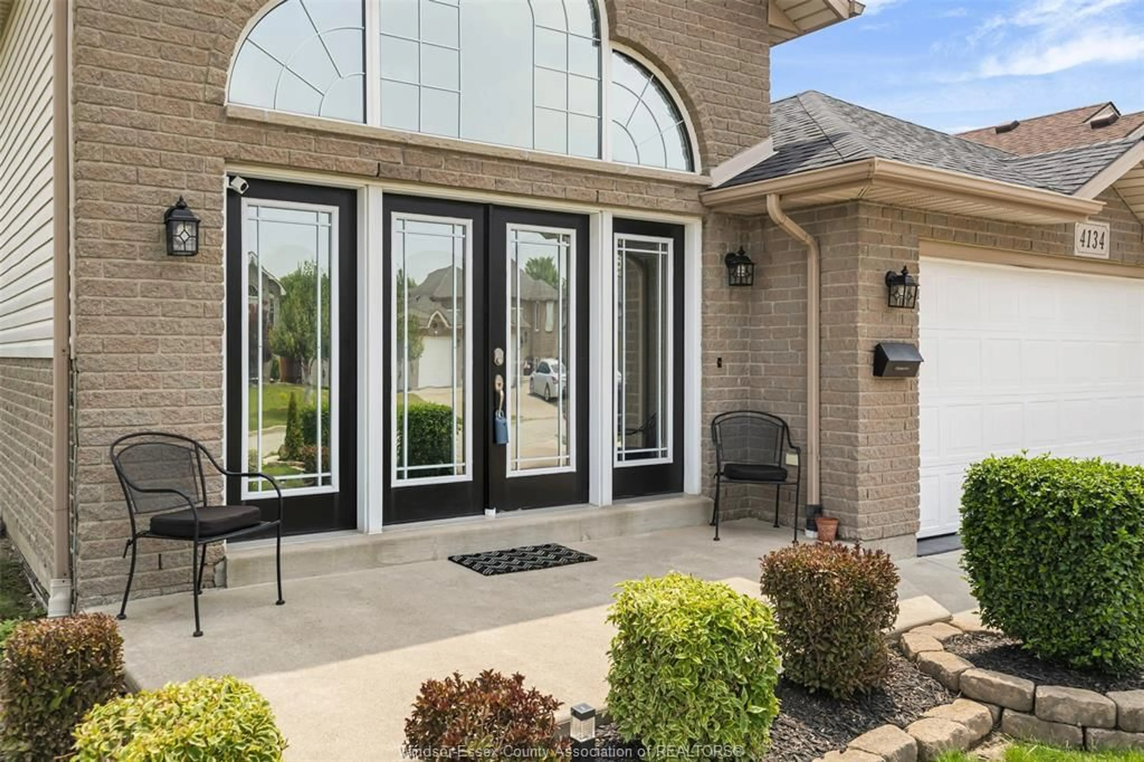 Indoor entryway for 4134 Zurich, Windsor Ontario N9G 3E4