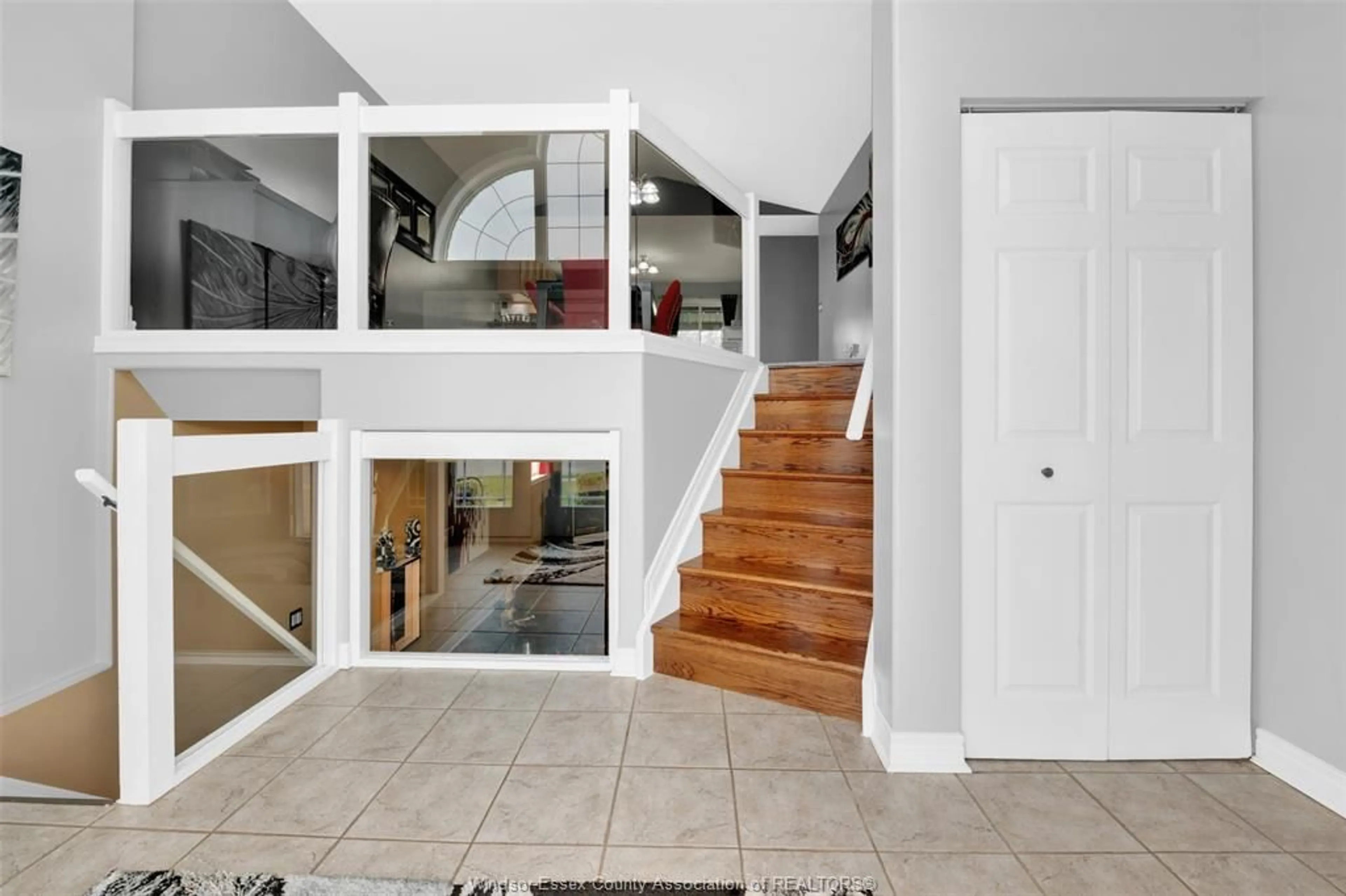 Indoor entryway for 4134 Zurich, Windsor Ontario N9G 3E4