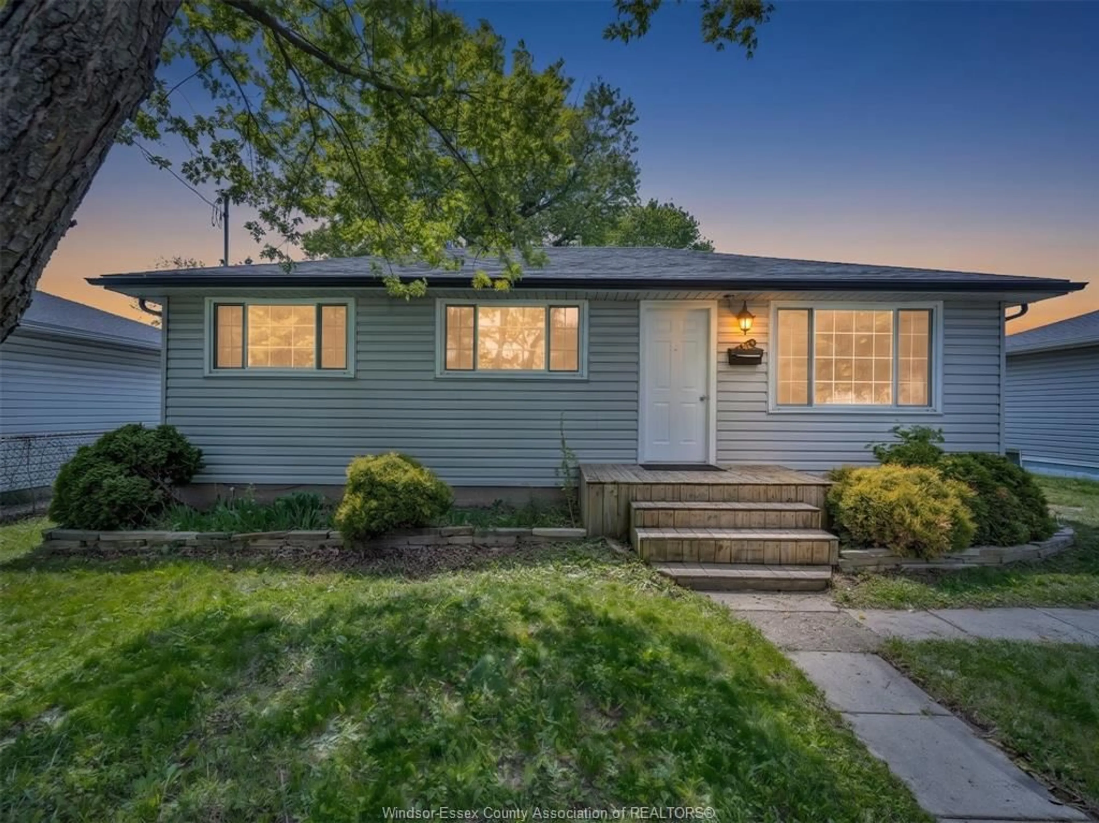 Home with vinyl exterior material, street for 1583 FERNDALE Ave, Windsor Ontario N8T 2K3