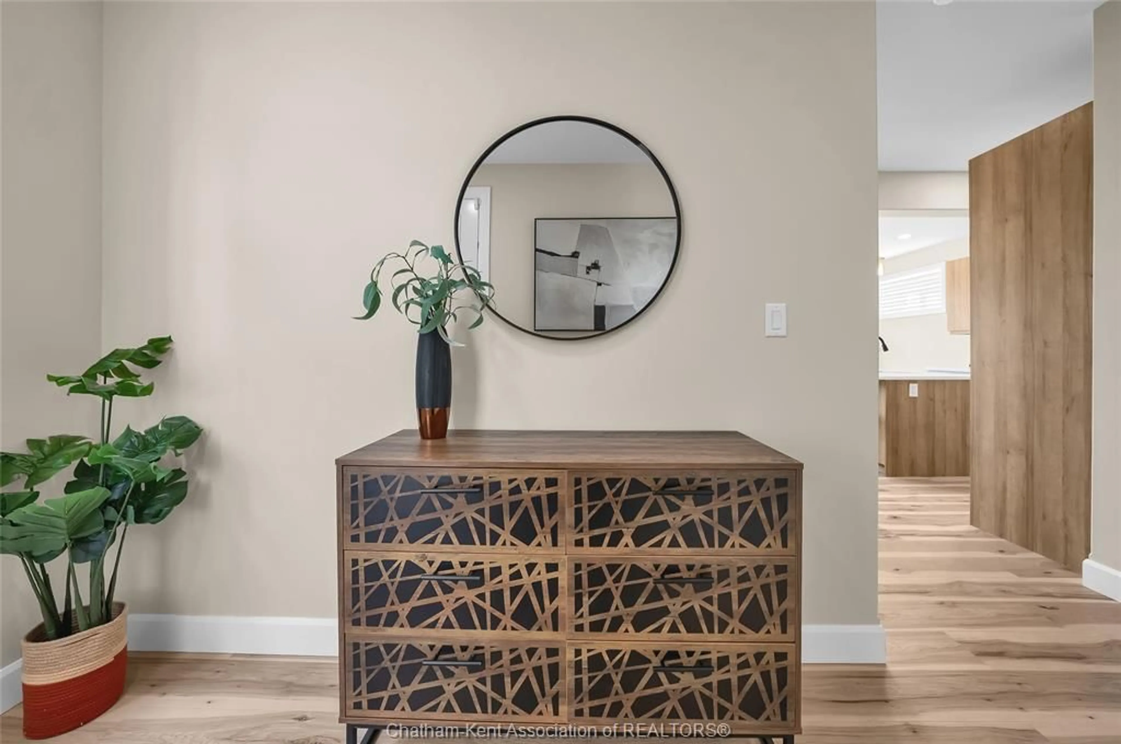 Indoor entryway for 199 IRONWOOD Trail, Chatham Ontario N7M 0T3