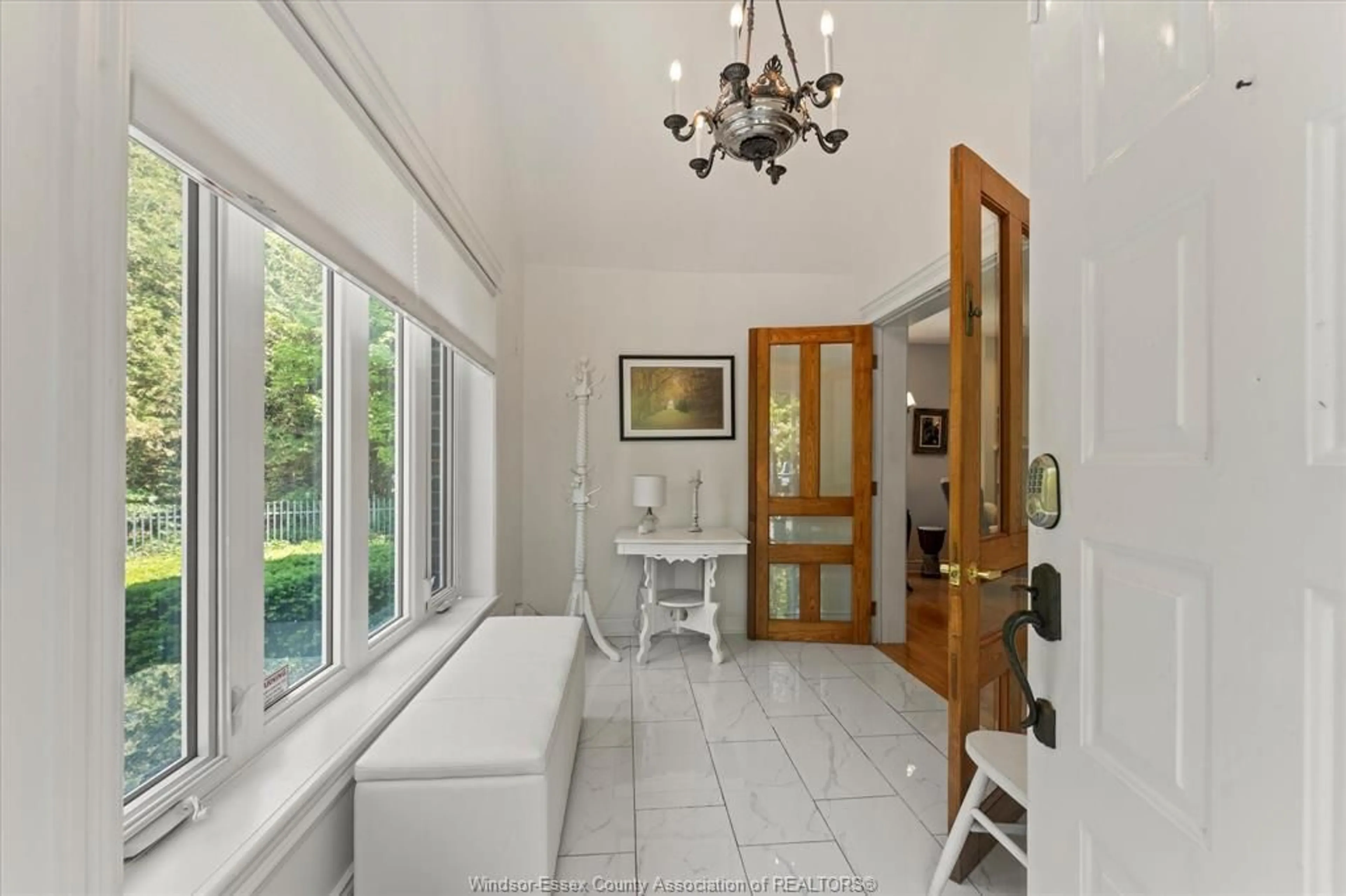 Indoor foyer for 930 Road 4 E (Cty Rd 18), Kingsville Ontario N9Y 2E5
