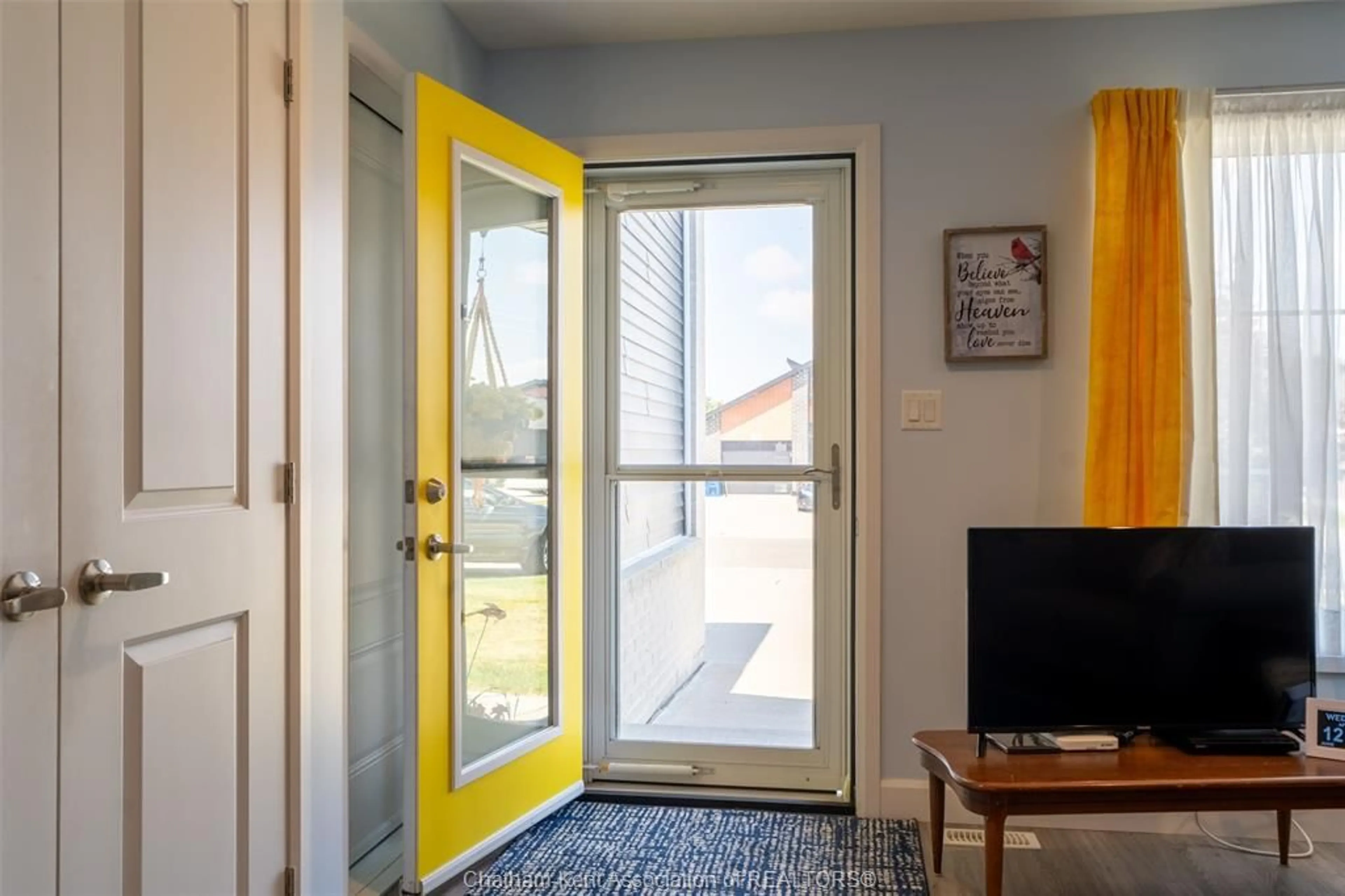 Indoor entryway for 105 Moonstone Cres, Chatham Ontario N7M 0S1