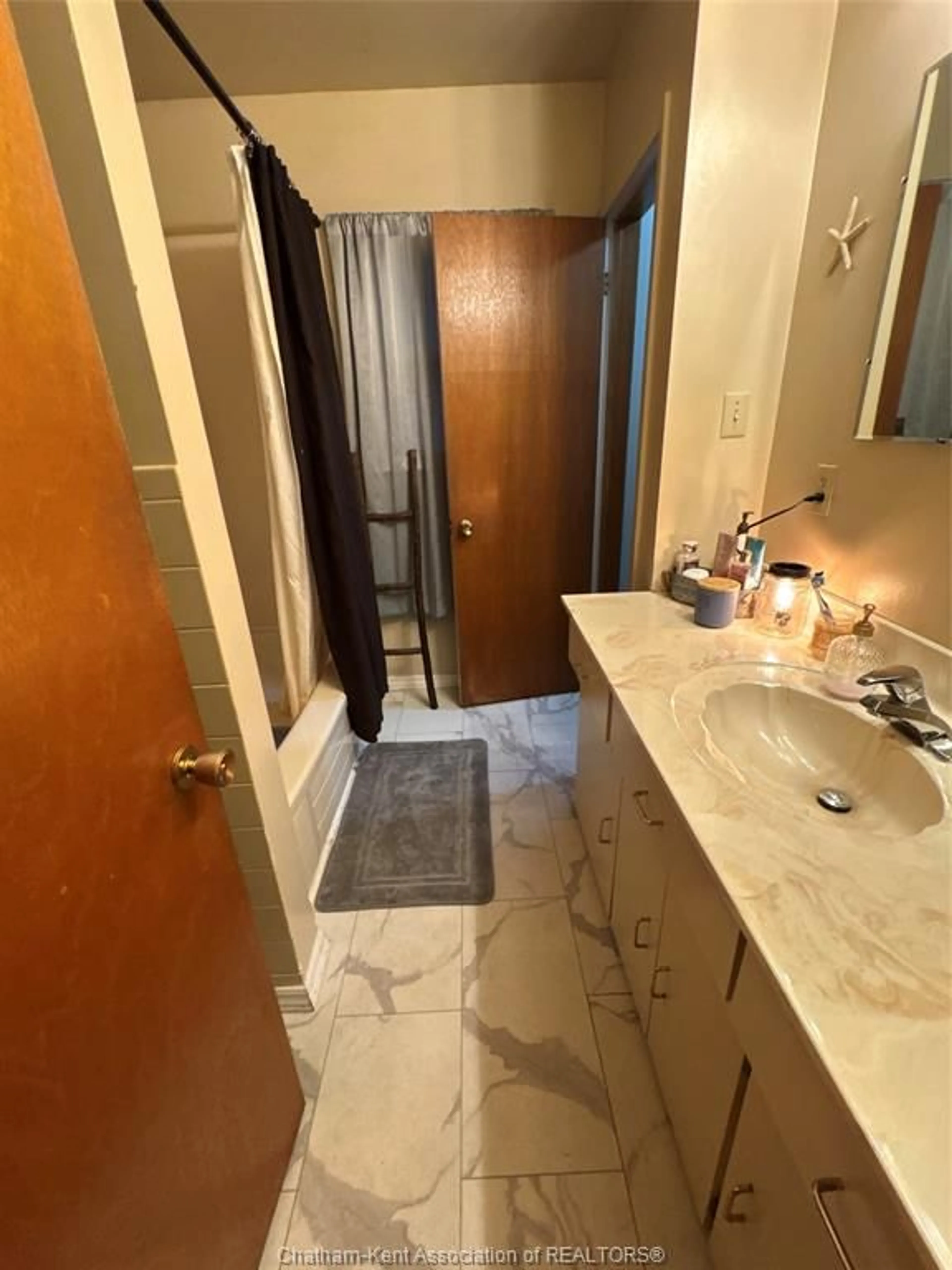 Standard bathroom, unknown for 154 Lancefield Pl, Chatham Ontario N7L 2M6