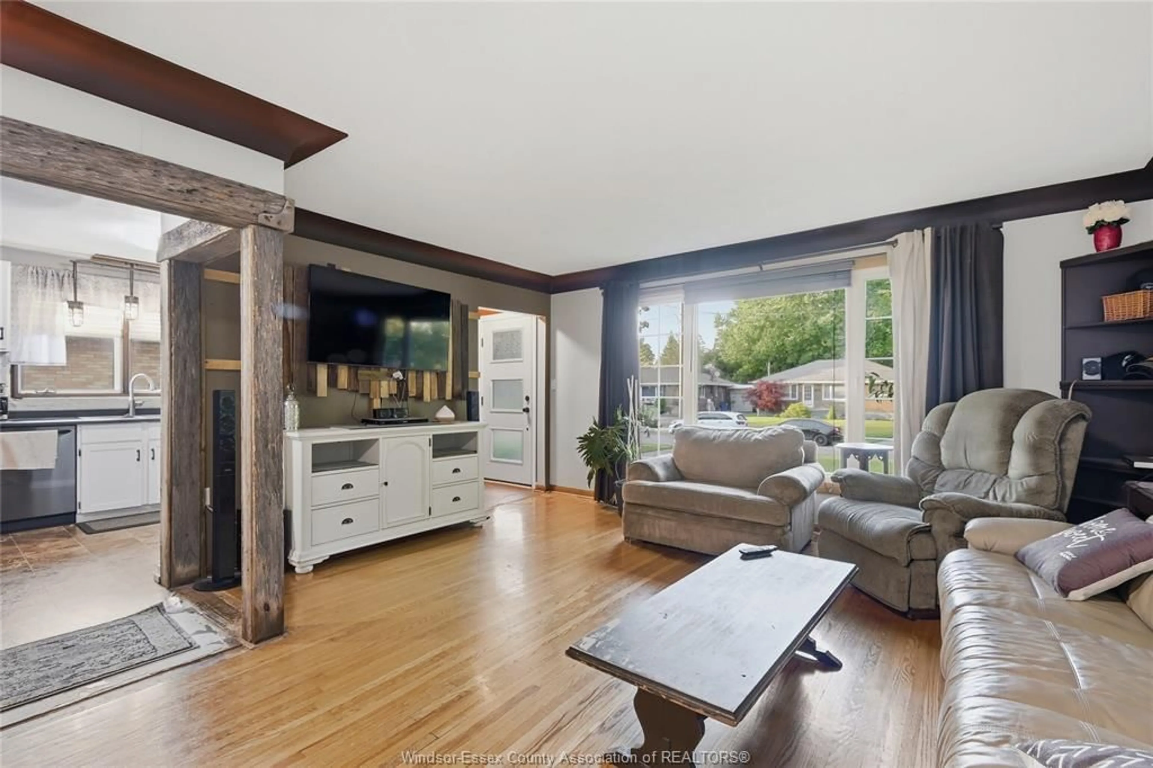 Living room with furniture, wood/laminate floor for 36 WOODLAND Ave, Chatham Ontario N7L 2S6