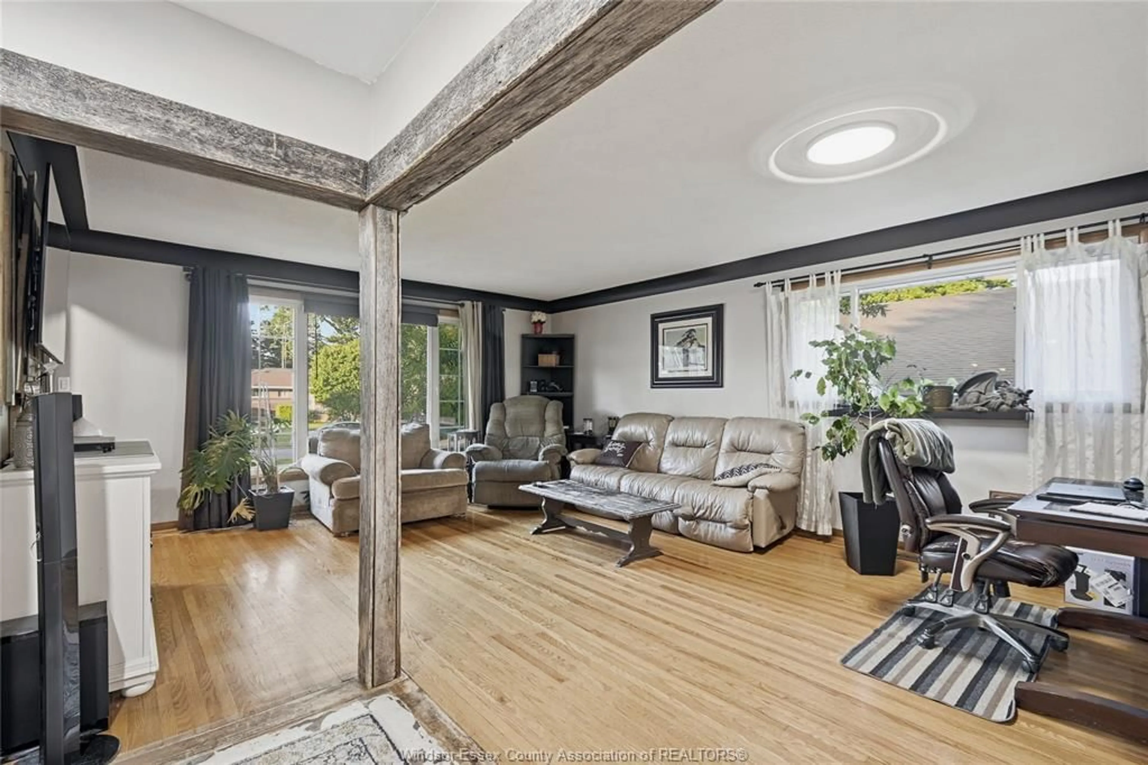 Living room with furniture, unknown for 36 WOODLAND Ave, Chatham Ontario N7L 2S6