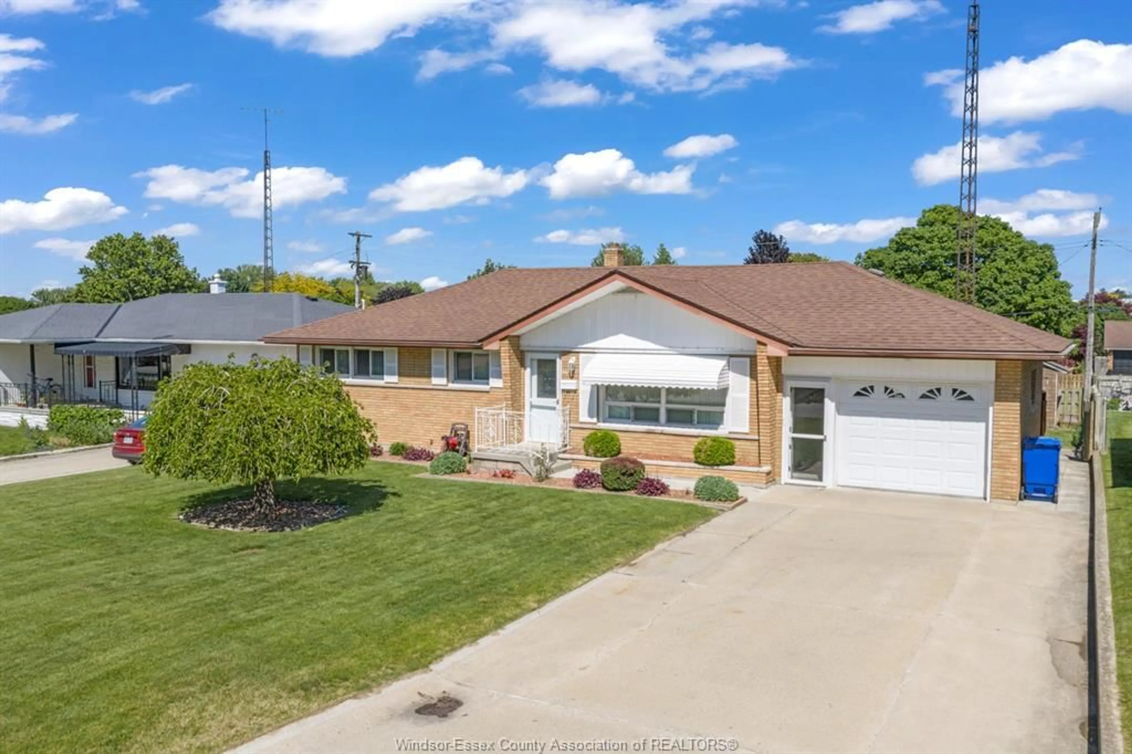 A pic from outside/outdoor area/front of a property/back of a property/a pic from drone, street for 14 Roger St, Leamington Ontario N8H 3N9