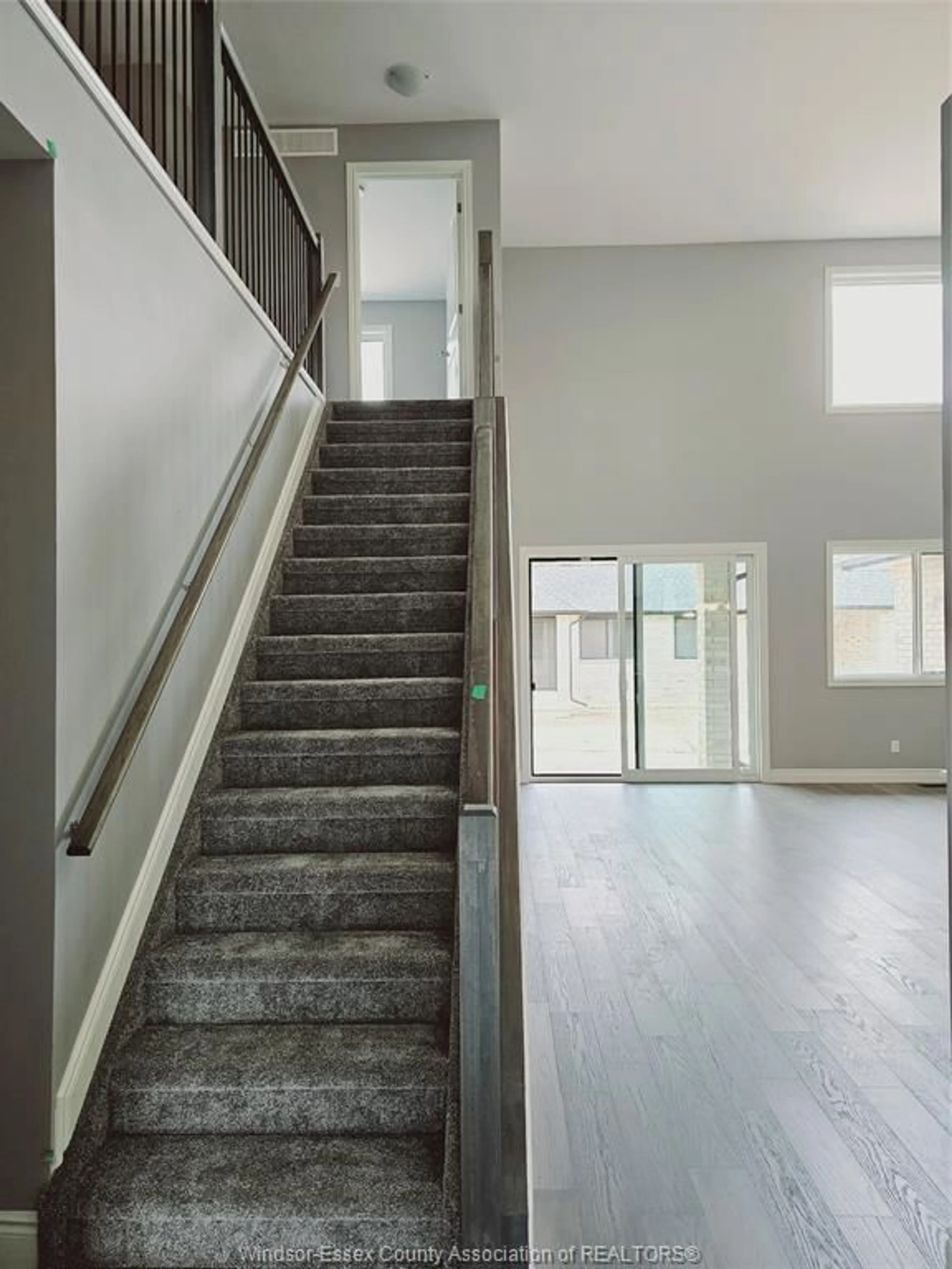 Indoor foyer for 503 WATER Rd, Amherstburg Ontario N9V 0H1
