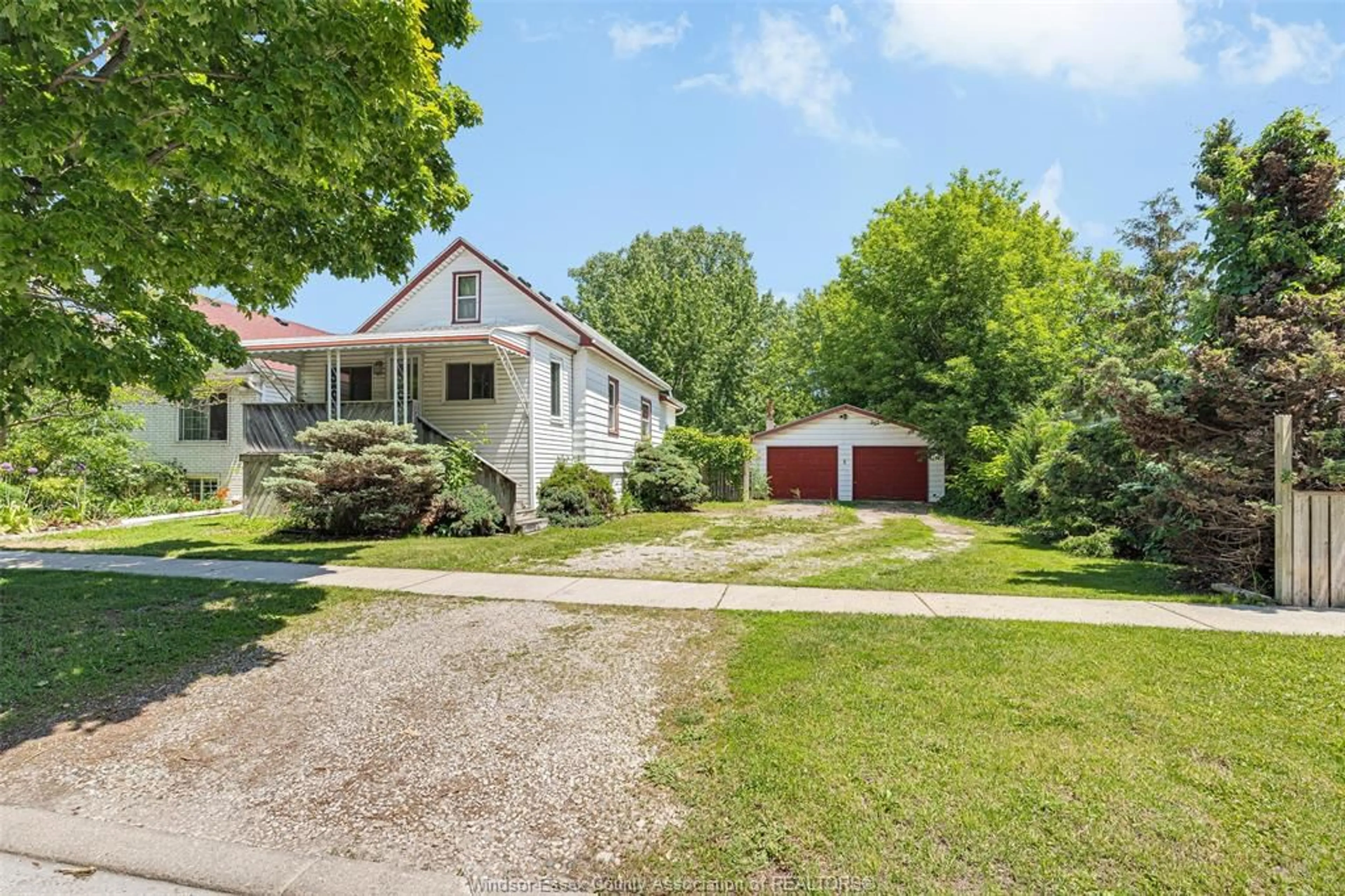 A pic from outside/outdoor area/front of a property/back of a property/a pic from drone, street for 1522 FORD, Windsor Ontario N8T 2C8