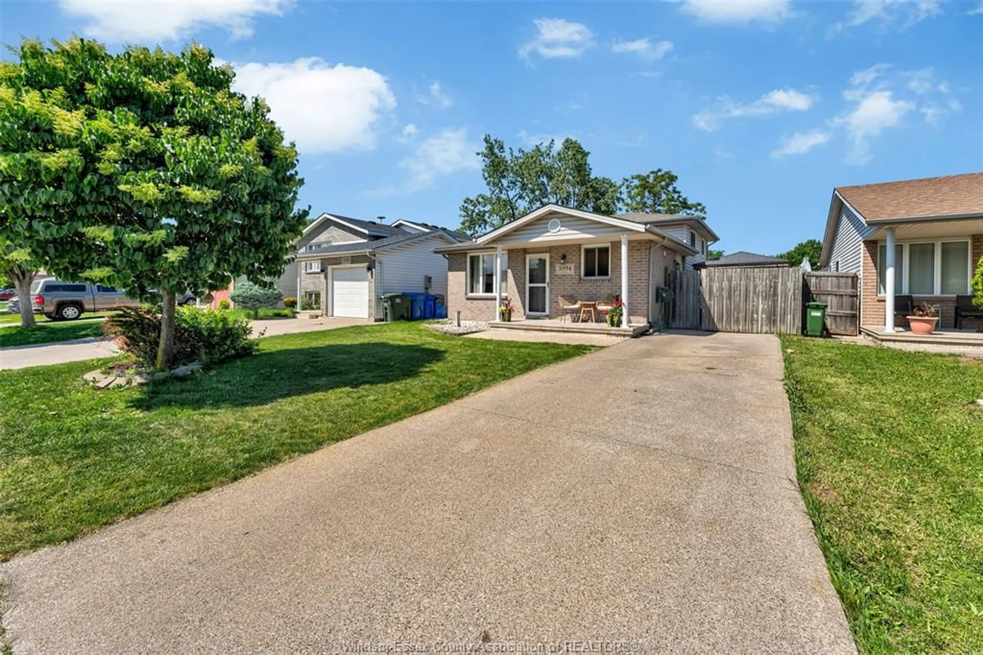 A pic from outside/outdoor area/front of a property/back of a property/a pic from drone, street for 3994 ACORN Cres, Windsor Ontario N8W 5R2