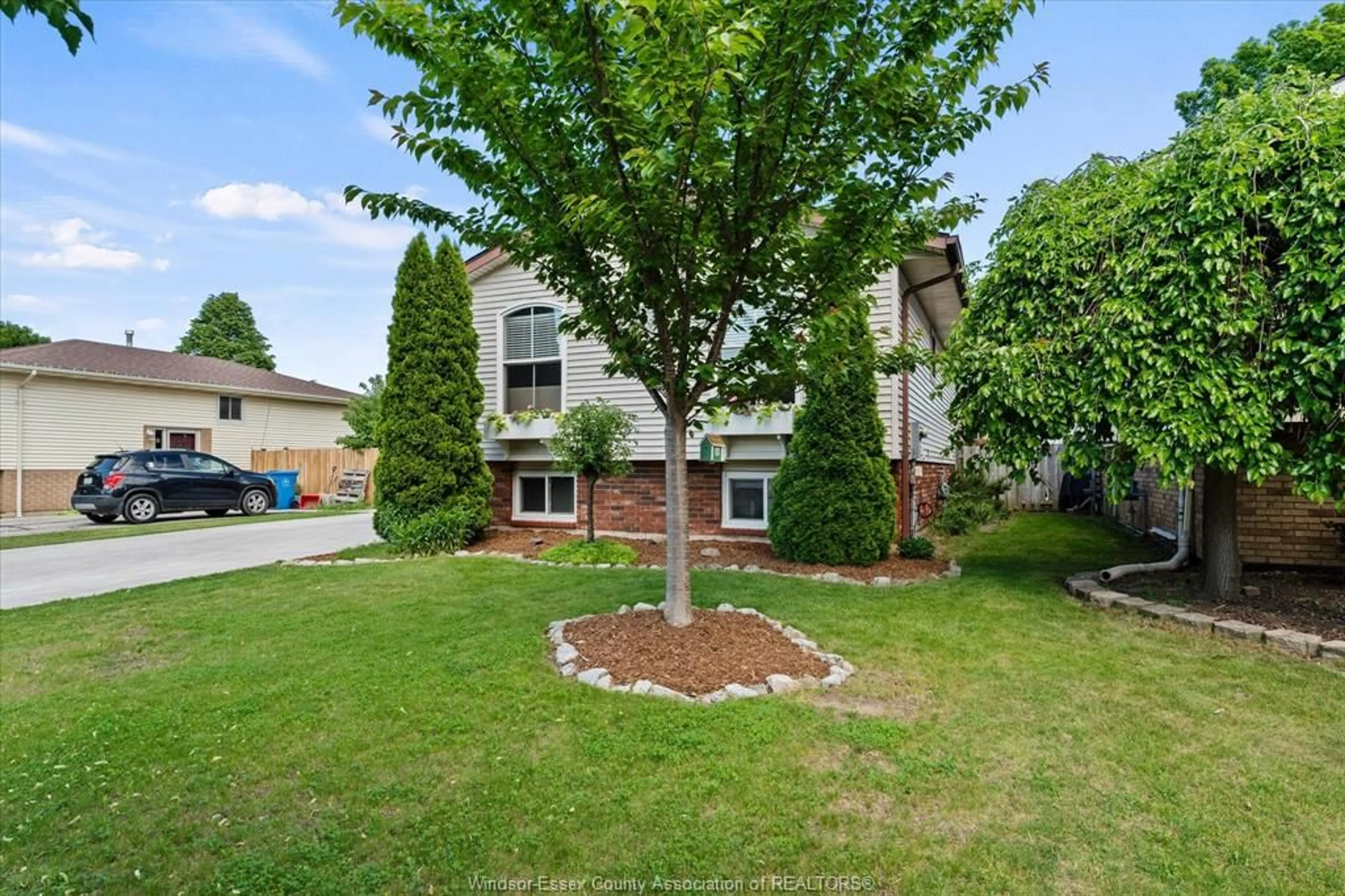 A pic from outside/outdoor area/front of a property/back of a property/a pic from drone, street for 50 TENNESSEE Cres, Amherstburg Ontario N9V 3S4