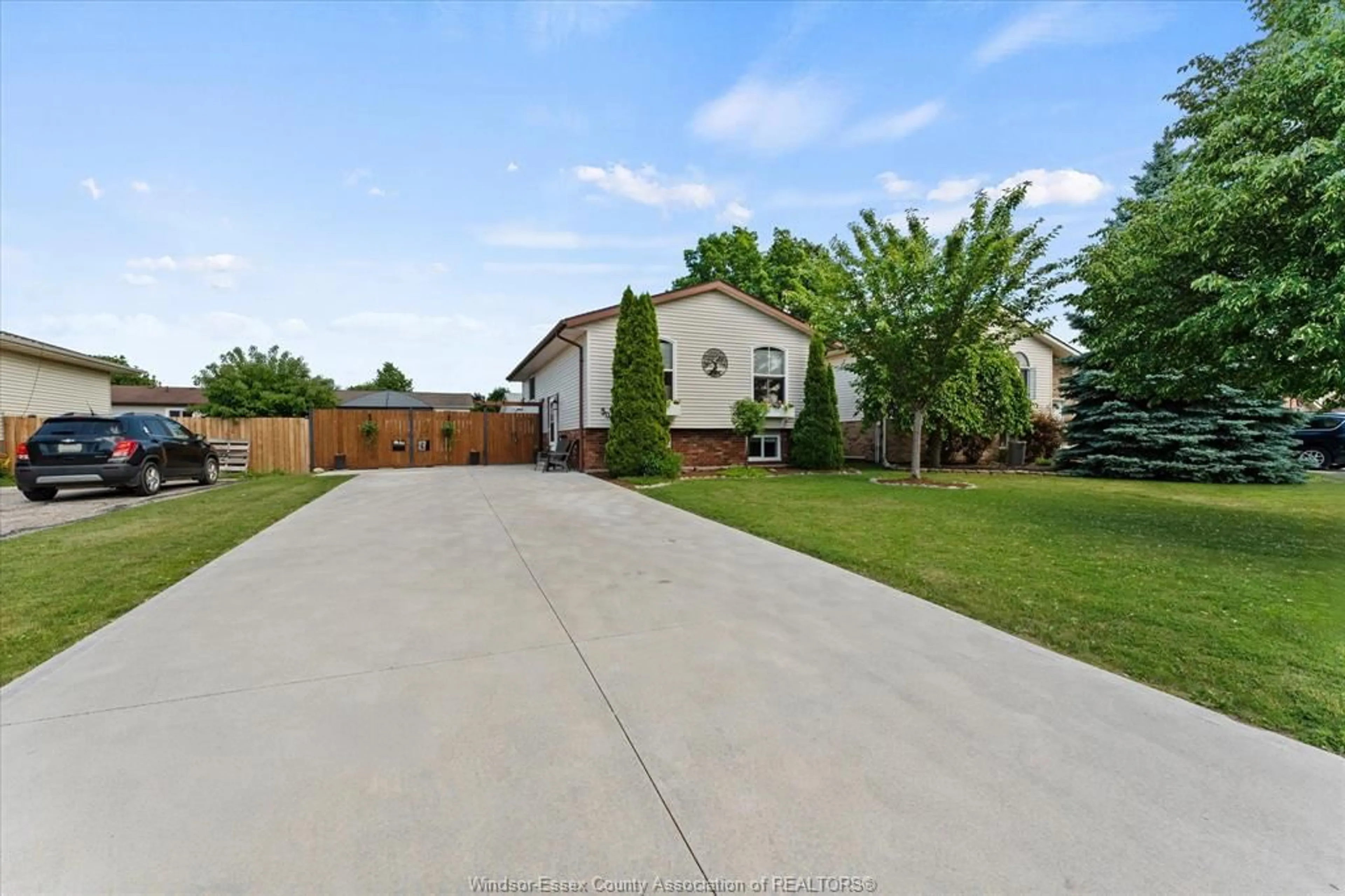 A pic from outside/outdoor area/front of a property/back of a property/a pic from drone, street for 50 TENNESSEE Cres, Amherstburg Ontario N9V 3S4