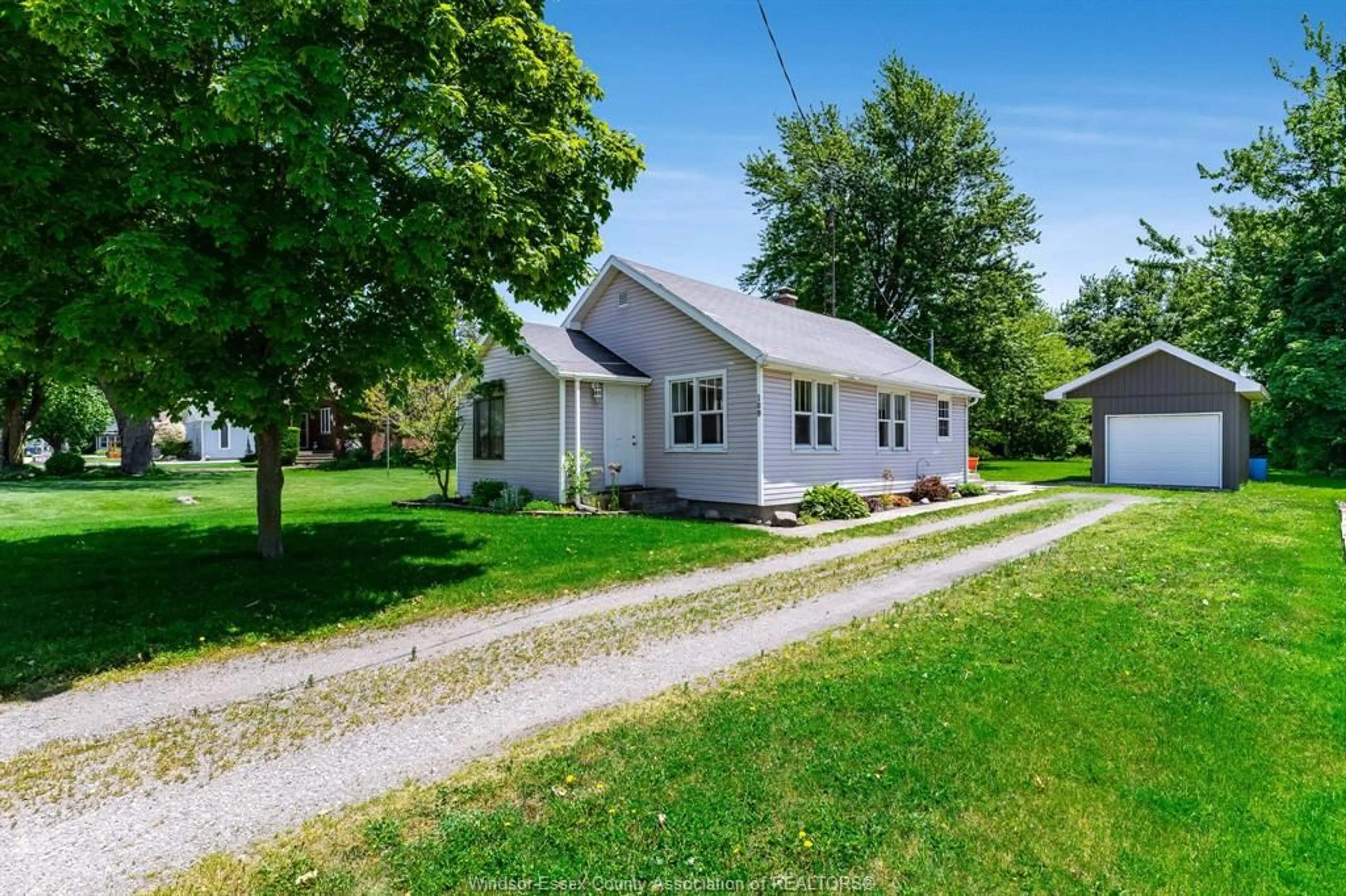 A pic from outside/outdoor area/front of a property/back of a property/a pic from drone, street for 109 ABERDEEN St, Merlin Ontario N0P 1W0