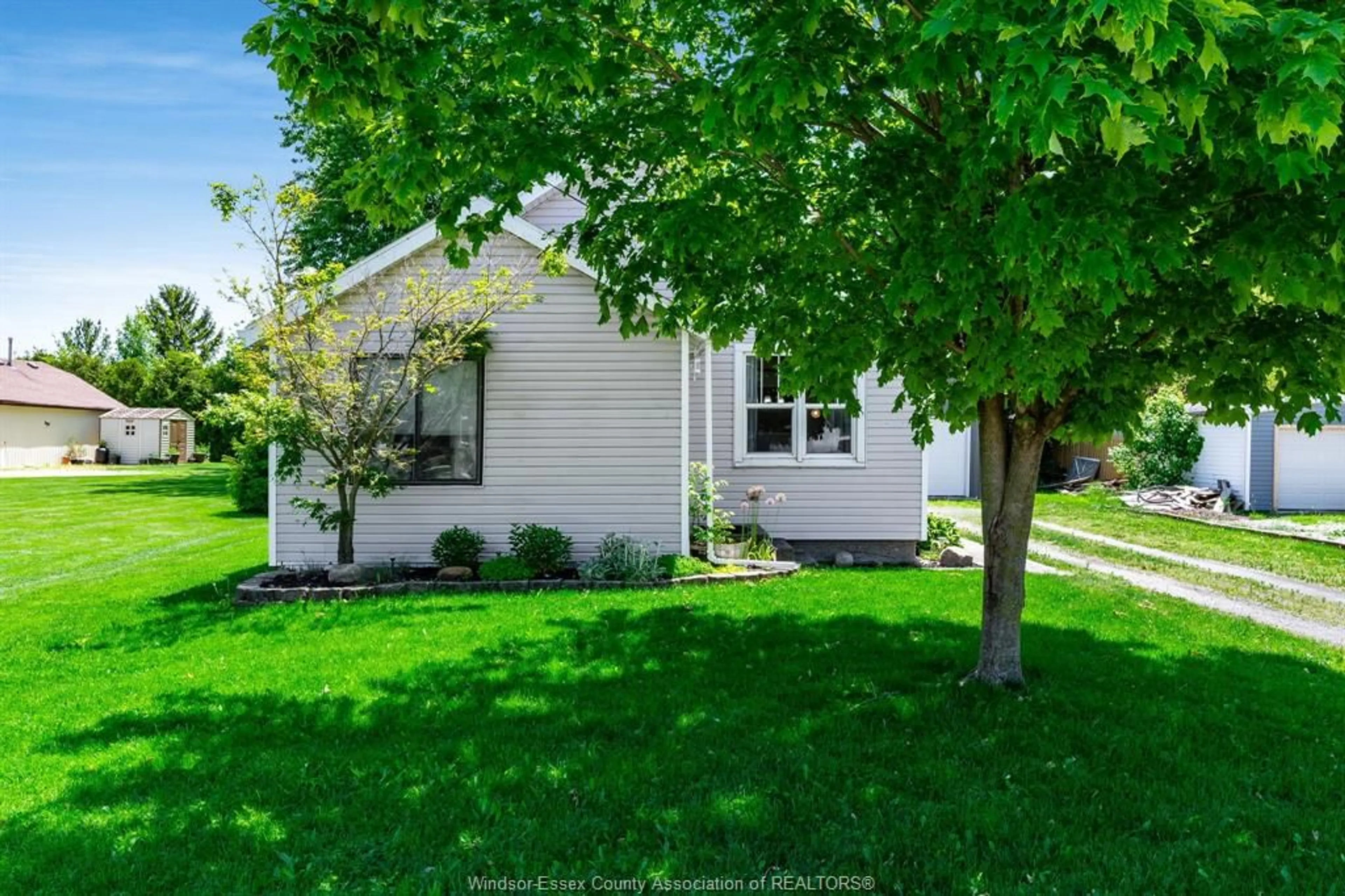 Home with vinyl exterior material, street for 109 ABERDEEN St, Merlin Ontario N0P 1W0