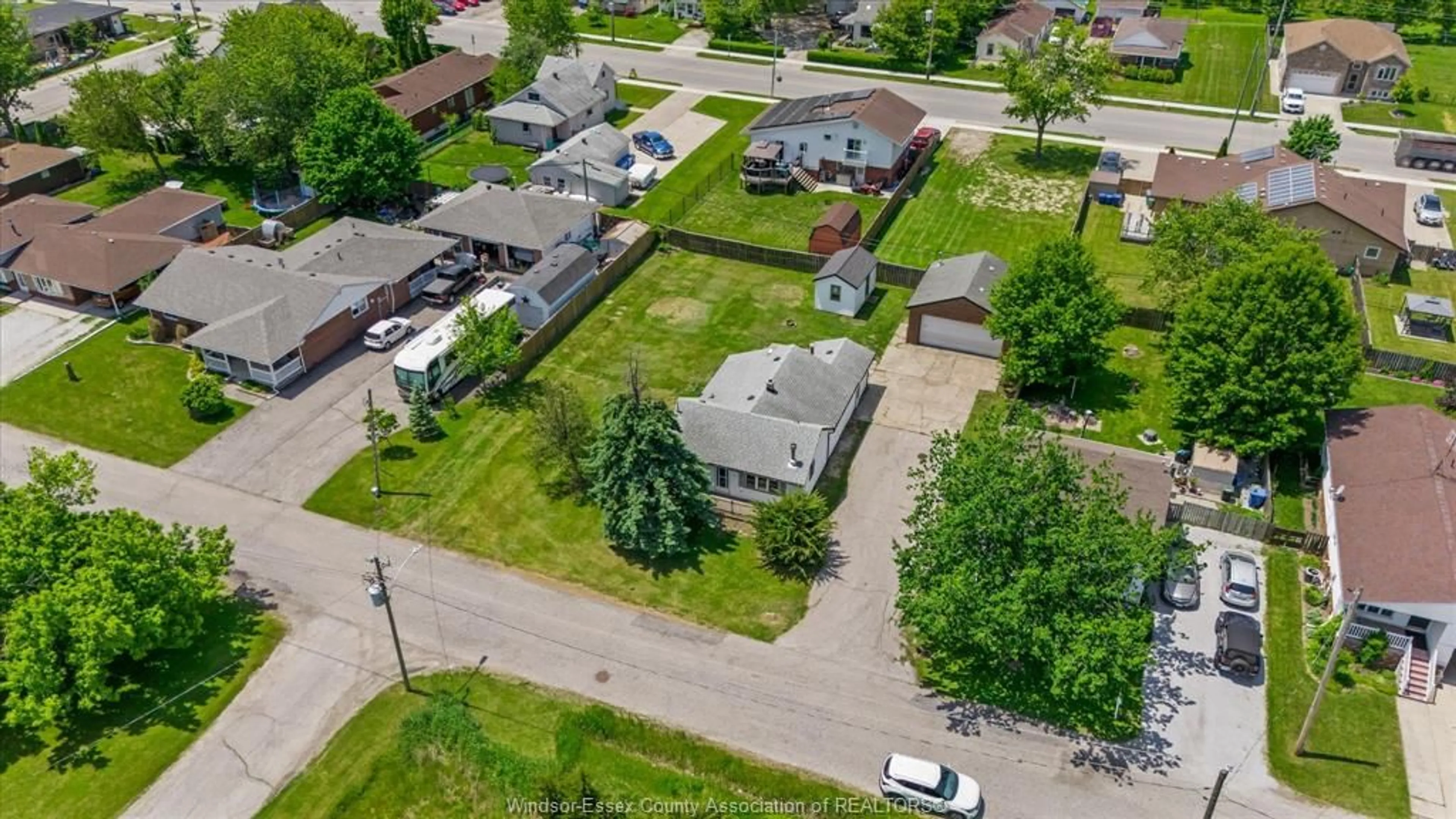 A pic from outside/outdoor area/front of a property/back of a property/a pic from drone, street for 510 ARQUETTE Ave, Essex Ontario N0R 1J0