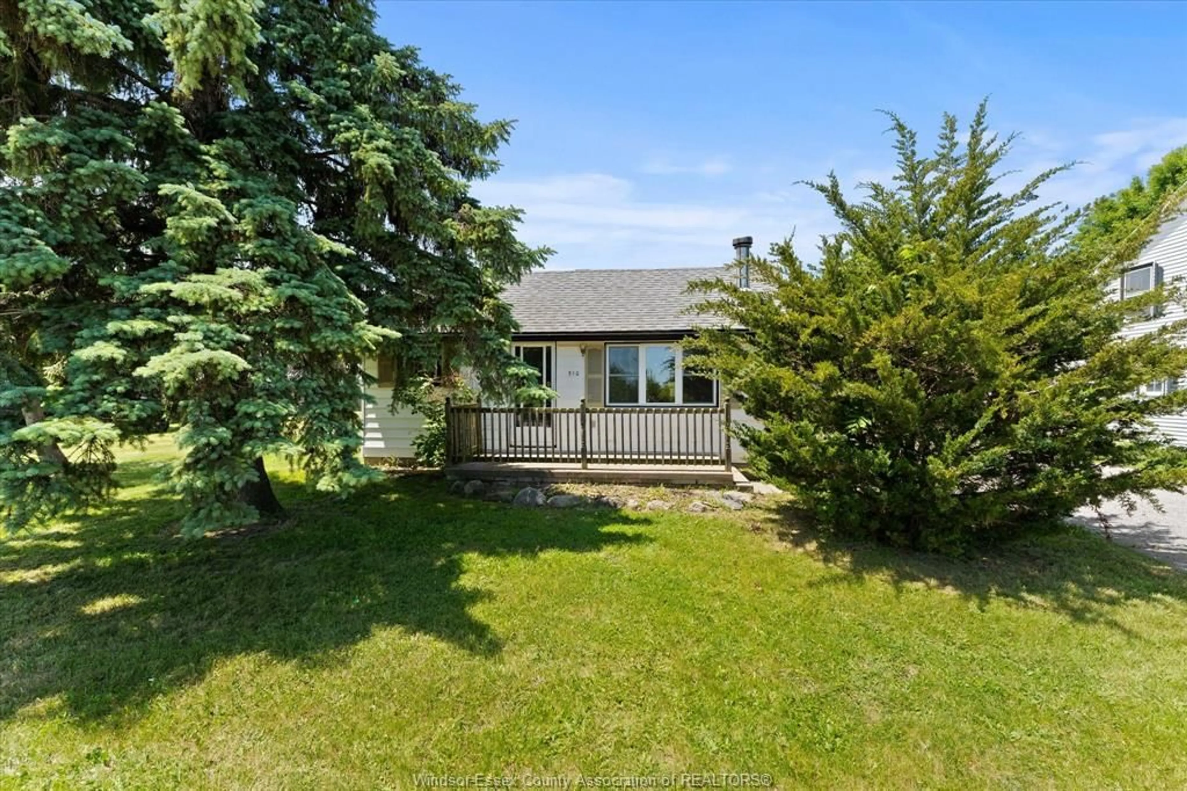 A pic from outside/outdoor area/front of a property/back of a property/a pic from drone, unknown for 510 ARQUETTE Ave, Essex Ontario N0R 1J0