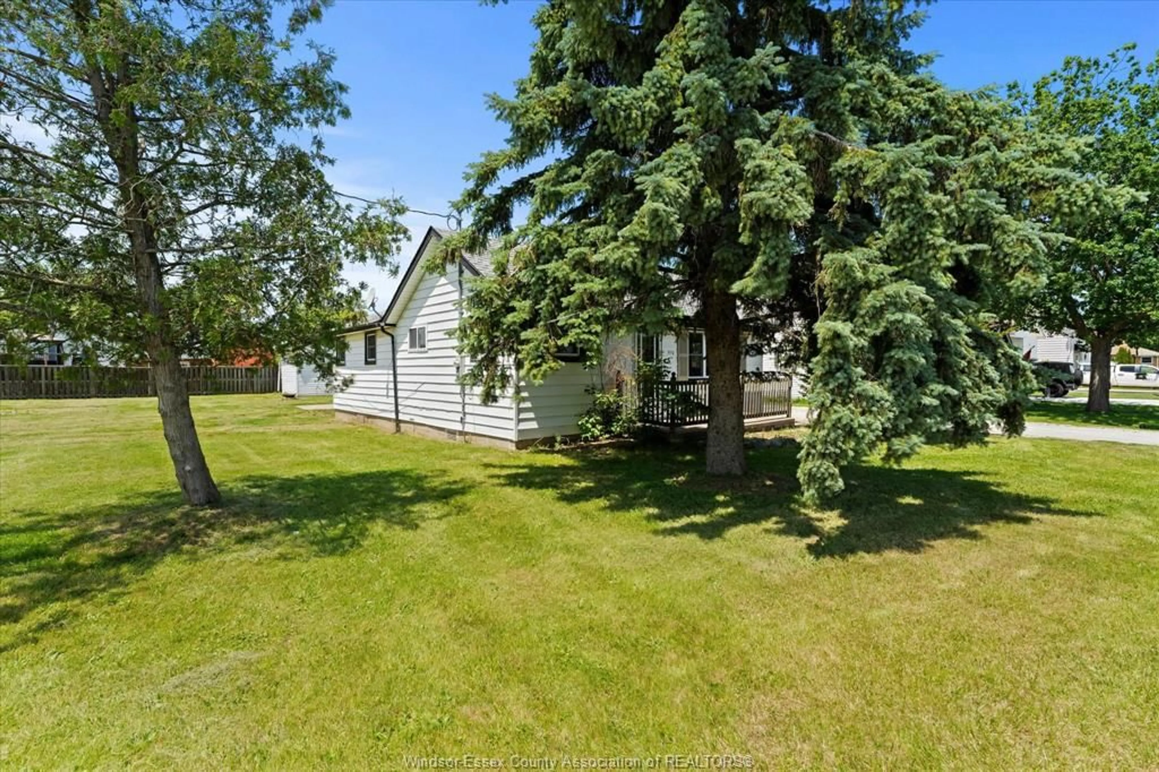 A pic from outside/outdoor area/front of a property/back of a property/a pic from drone, street for 510 ARQUETTE Ave, Essex Ontario N0R 1J0