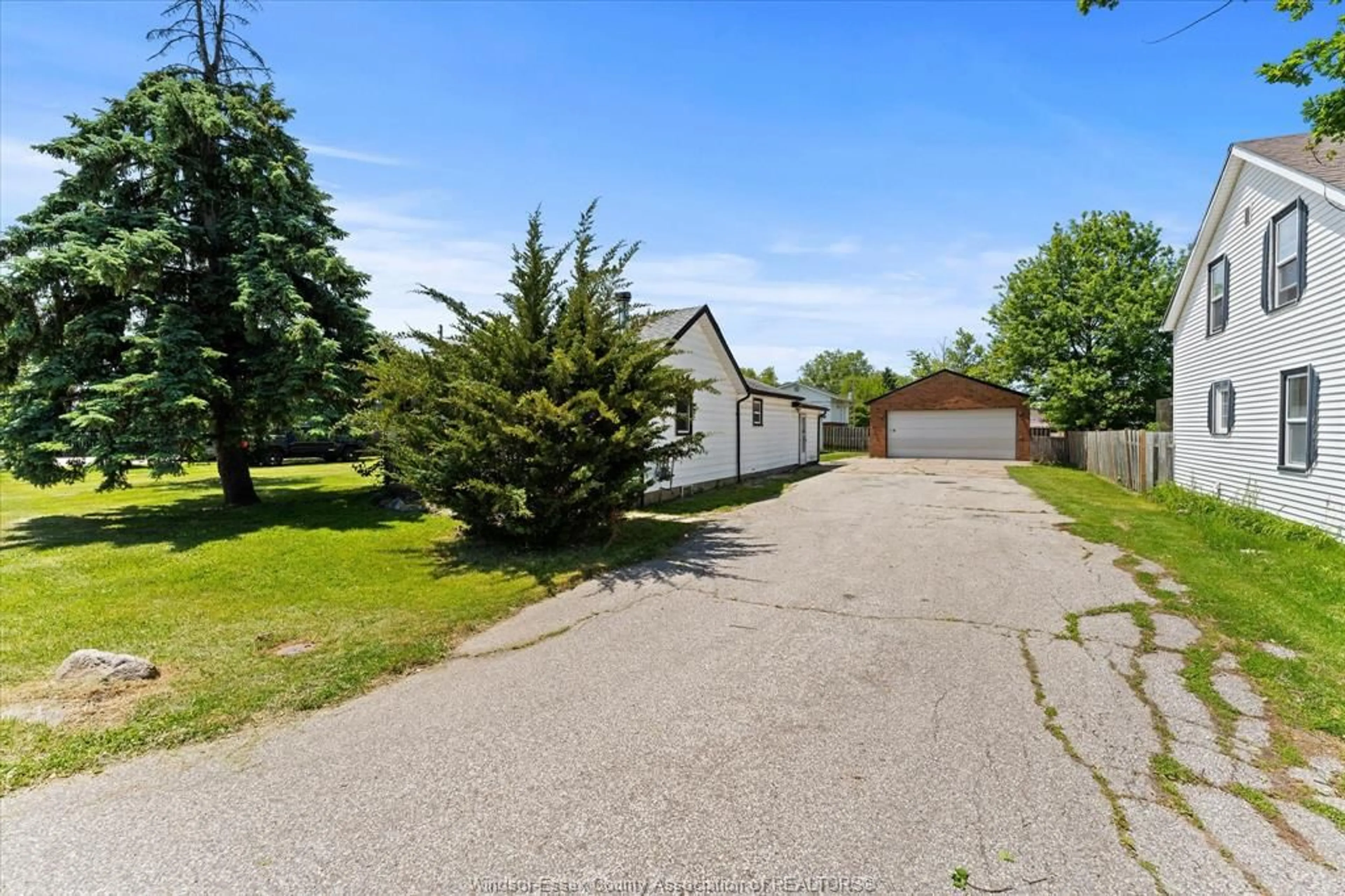 A pic from outside/outdoor area/front of a property/back of a property/a pic from drone, street for 510 ARQUETTE Ave, Essex Ontario N0R 1J0