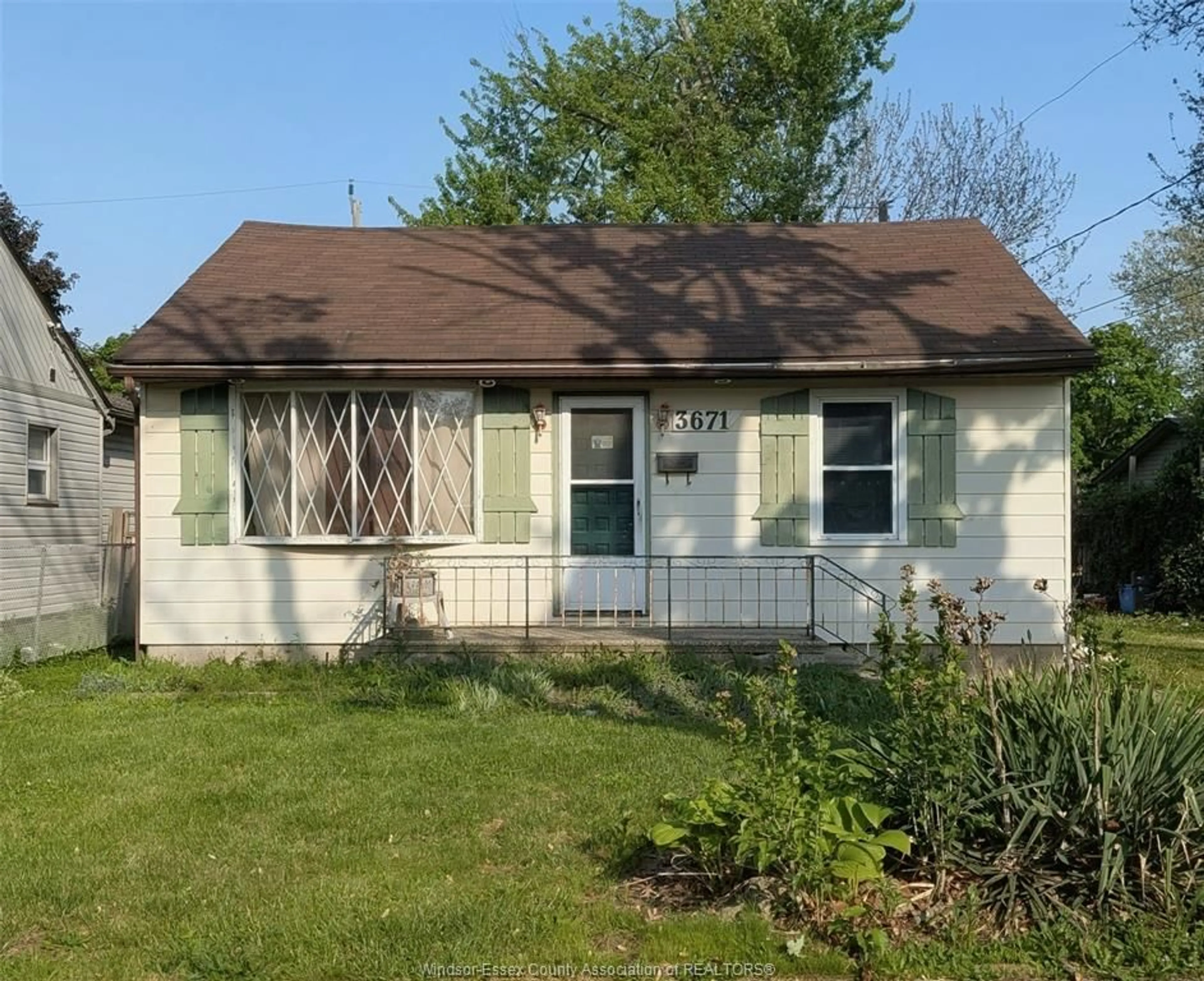 Home with vinyl exterior material, street for 3671 MULFORD Crt, Windsor Ontario N9C 1W8