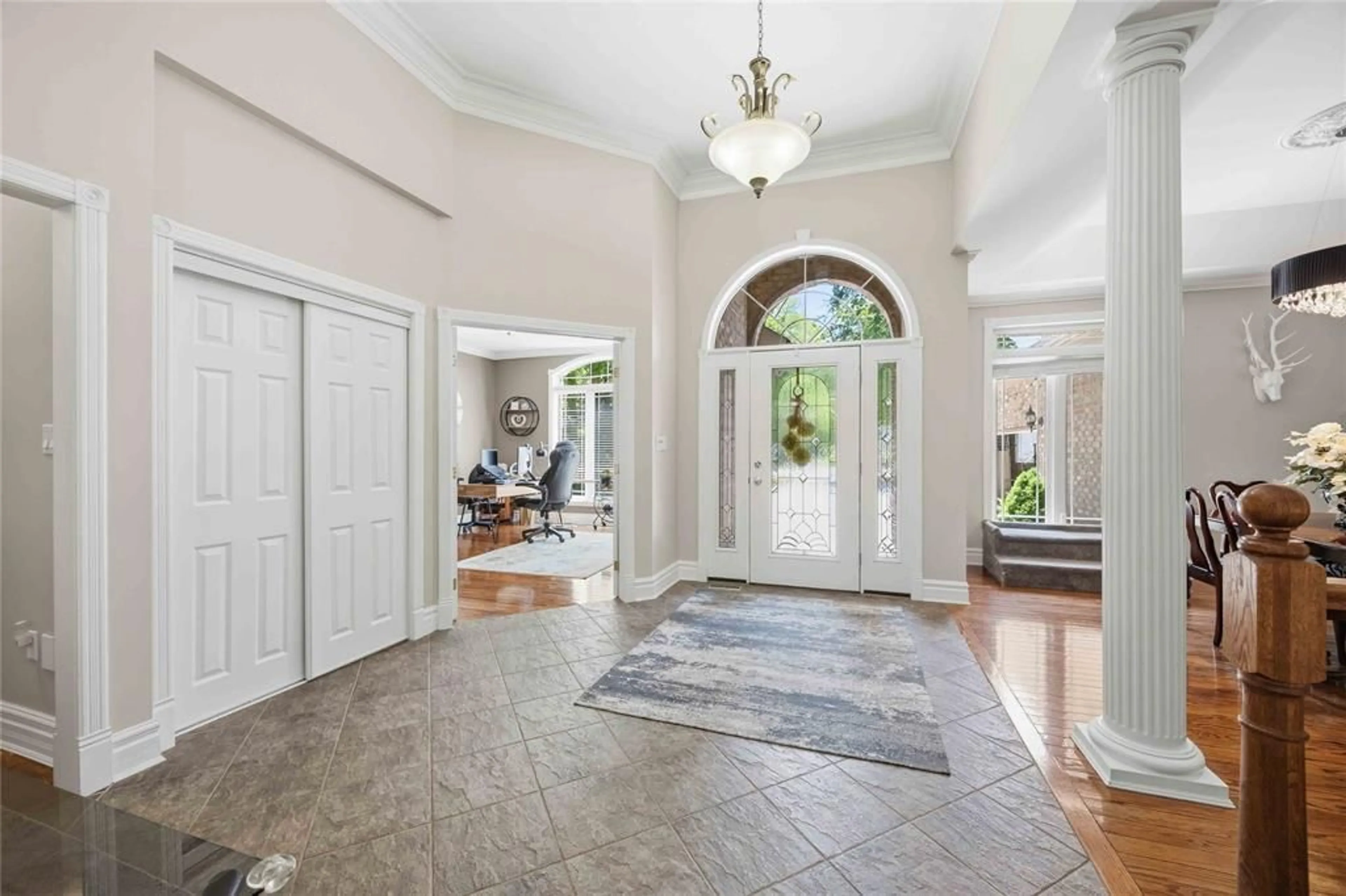 Indoor foyer for 2056 BLACKWELL Rd, Sarnia Ontario 07T 7H4