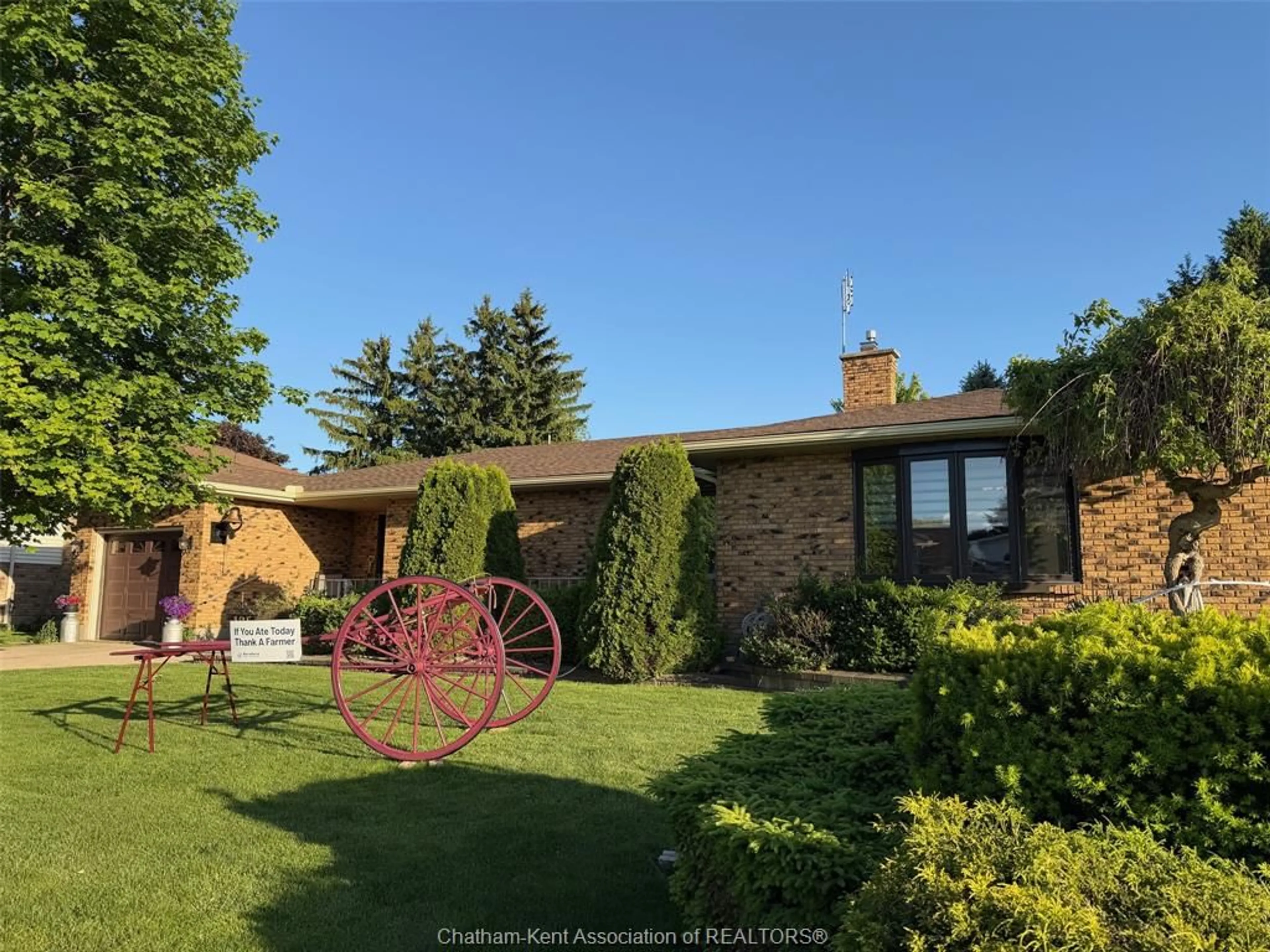 A pic from outside/outdoor area/front of a property/back of a property/a pic from drone, street for 125 Bruinsma Ave, Wallaceburg Ontario N8A 5C4