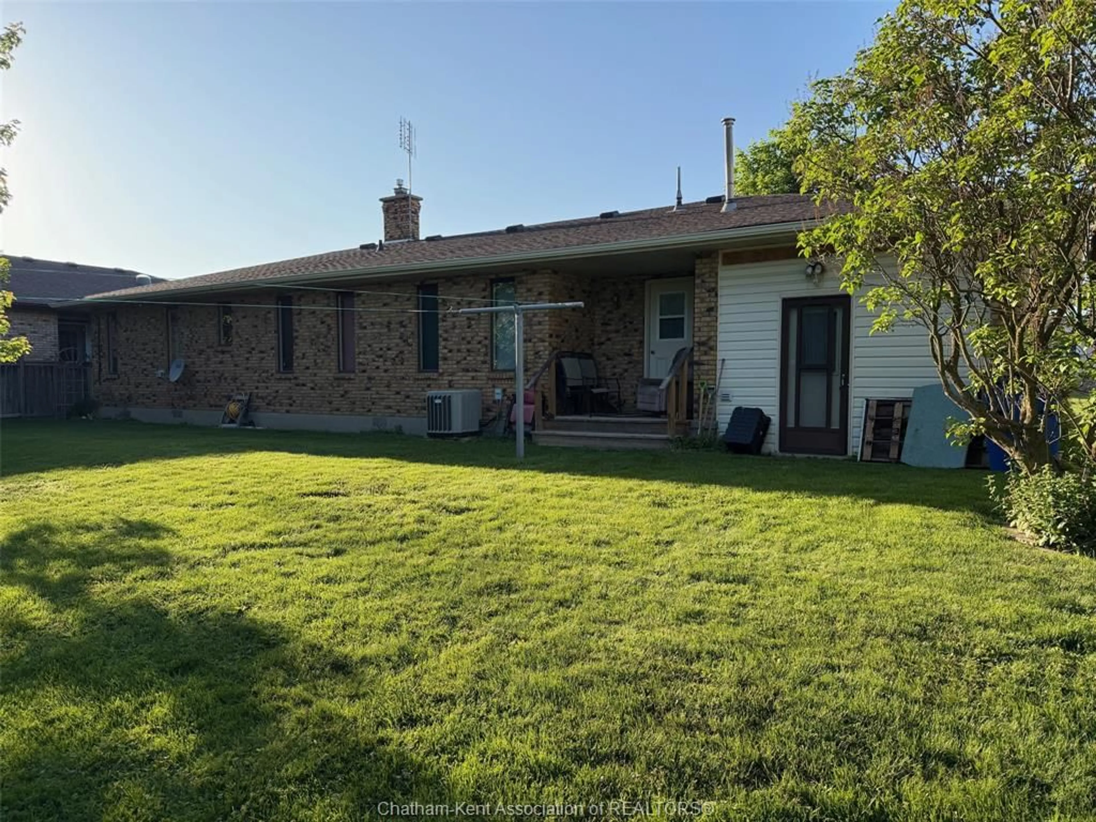 A pic from outside/outdoor area/front of a property/back of a property/a pic from drone, unknown for 125 Bruinsma Ave, Wallaceburg Ontario N8A 5C4