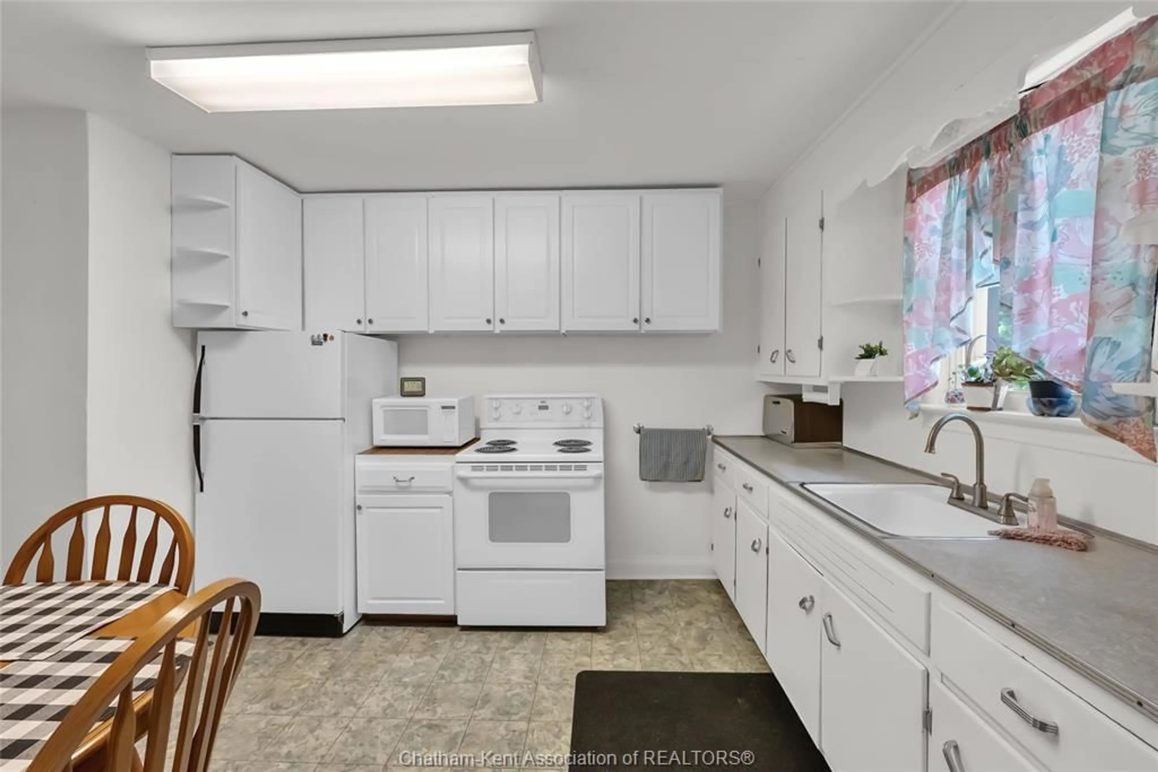 Standard kitchen, unknown for 90 Main St, Wallaceburg Ontario N8A 2G8