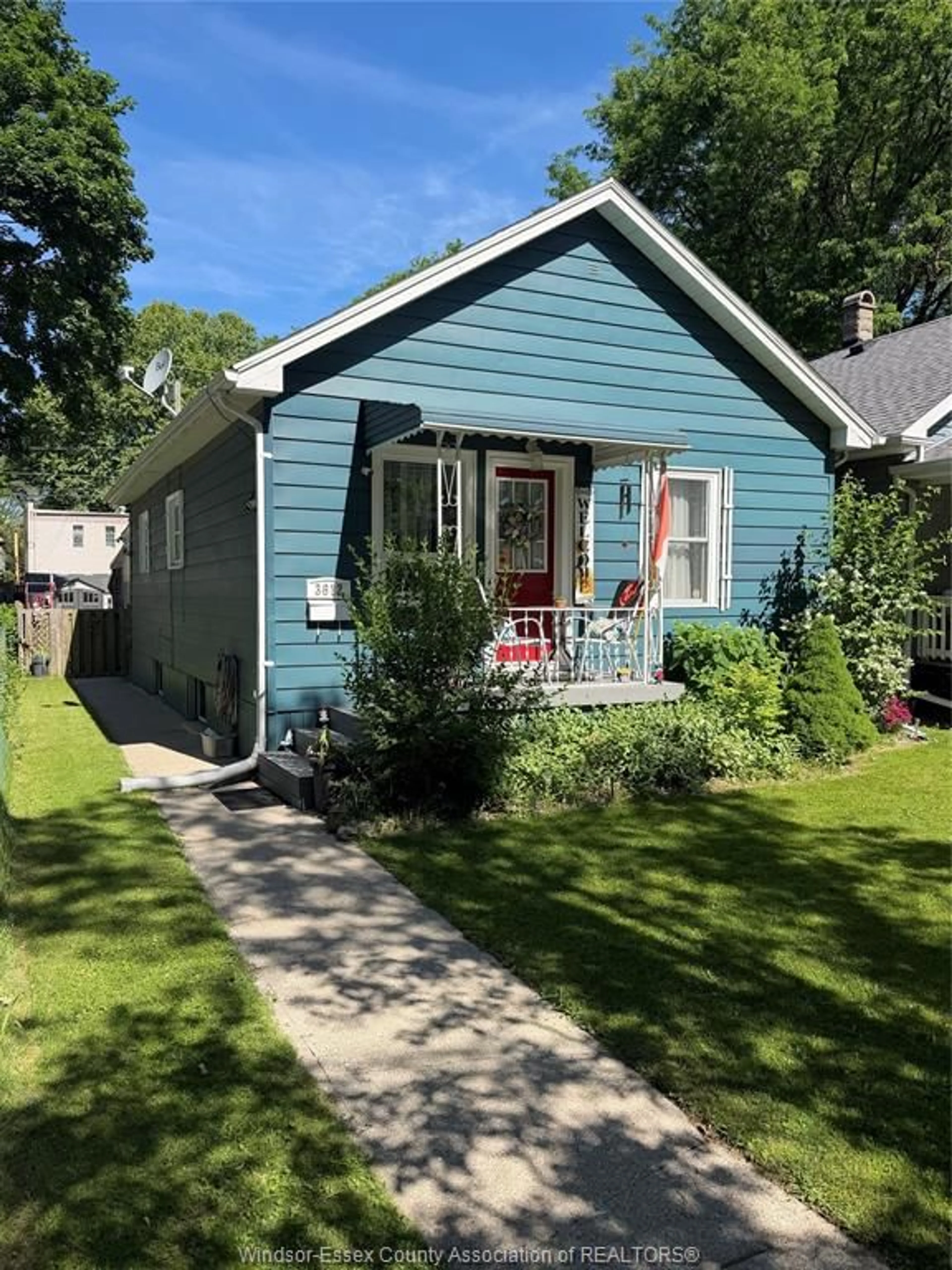 Home with vinyl exterior material, street for 3612 KING, Windsor Ontario N9C 1P5