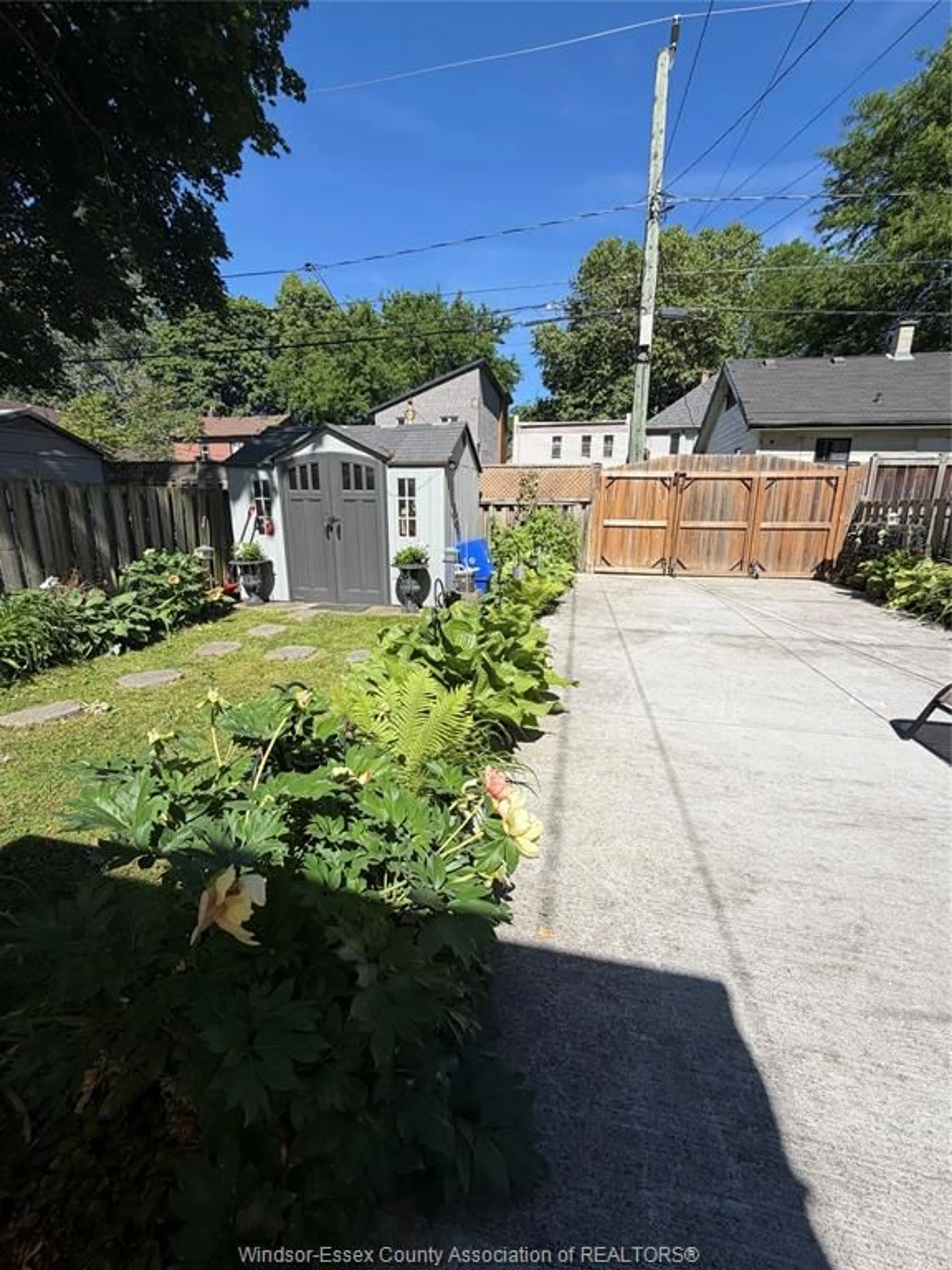 A pic from outside/outdoor area/front of a property/back of a property/a pic from drone, street for 3612 KING, Windsor Ontario N9C 1P5
