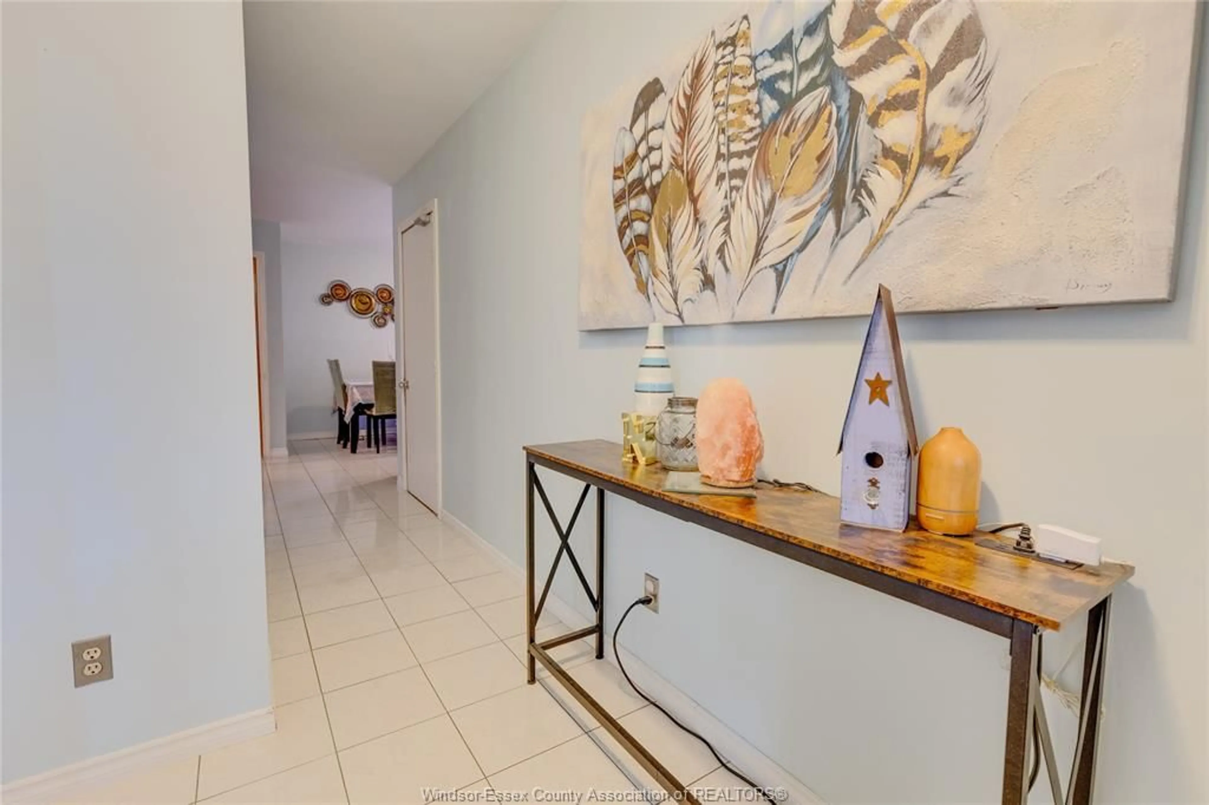 Indoor entryway for 2841 GARVEY Cres, Windsor Ontario N8W 4W7