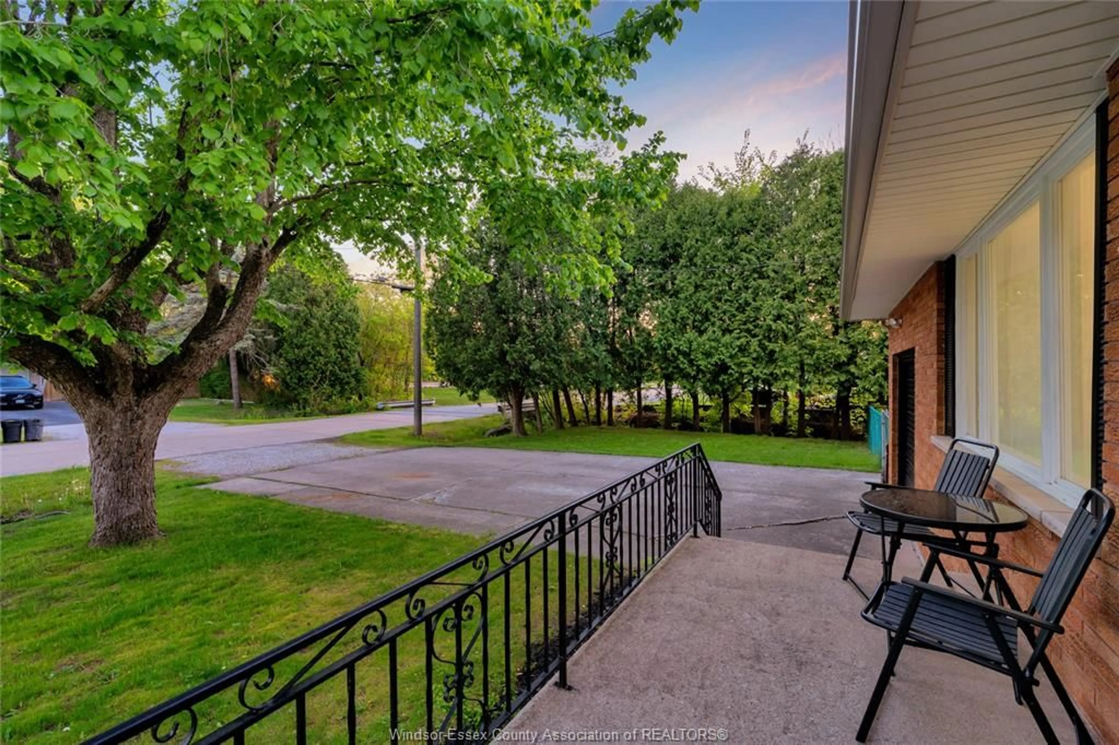 Patio, street for 1910 KENT St, Windsor Ontario N9E 3R3