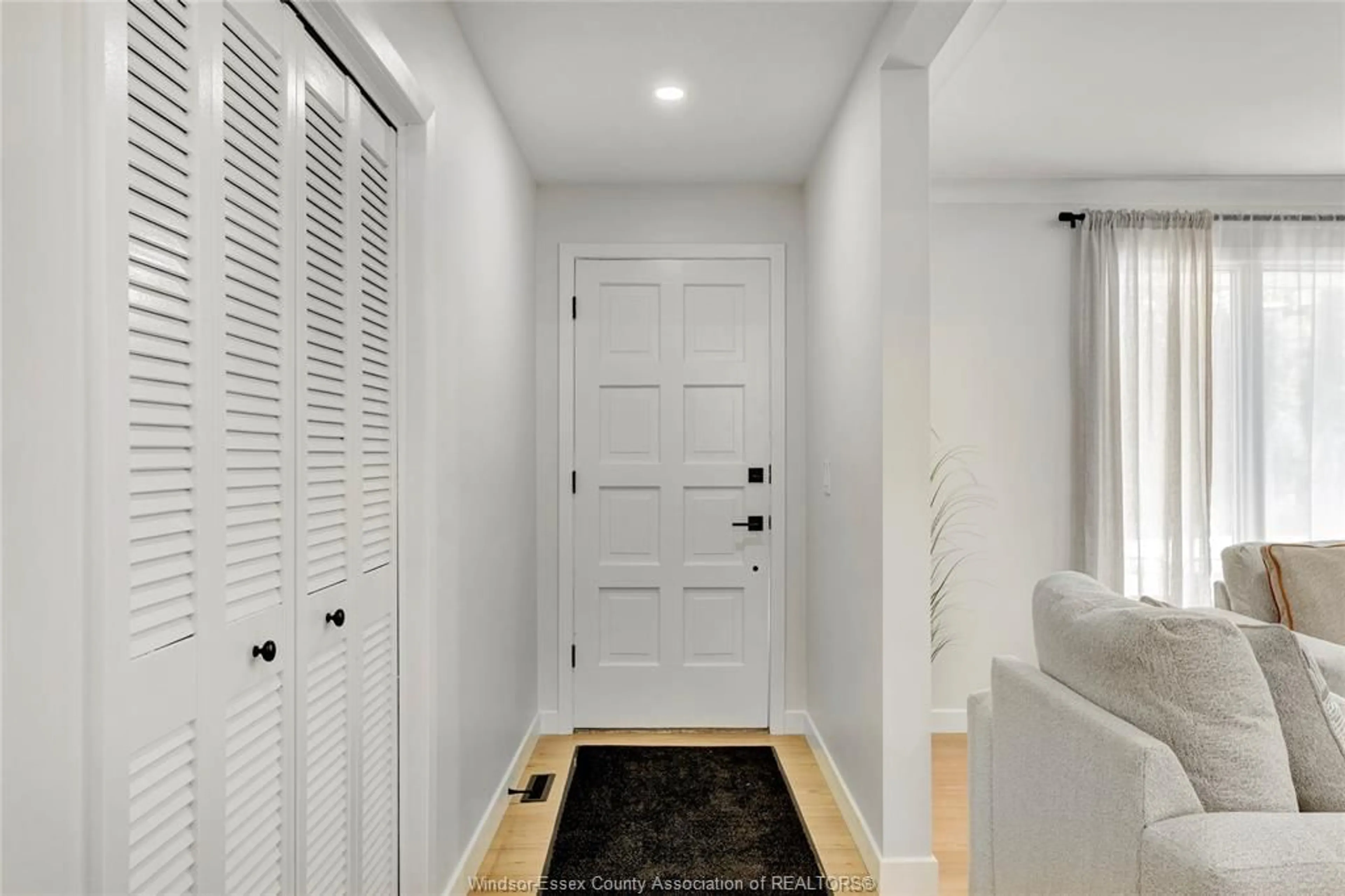 Indoor entryway for 1910 KENT St, Windsor Ontario N9E 3R3