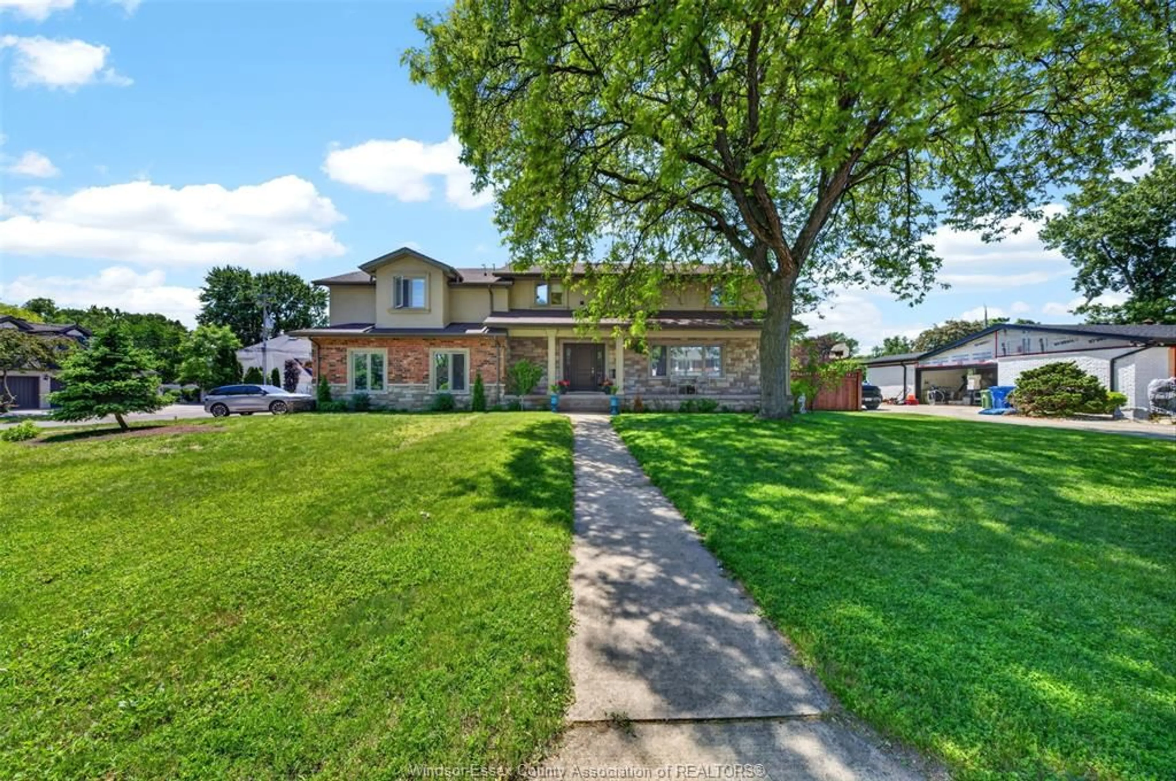 A pic from outside/outdoor area/front of a property/back of a property/a pic from drone, street for 3595 HUNTINGTON, Windsor Ontario N9E 3N1