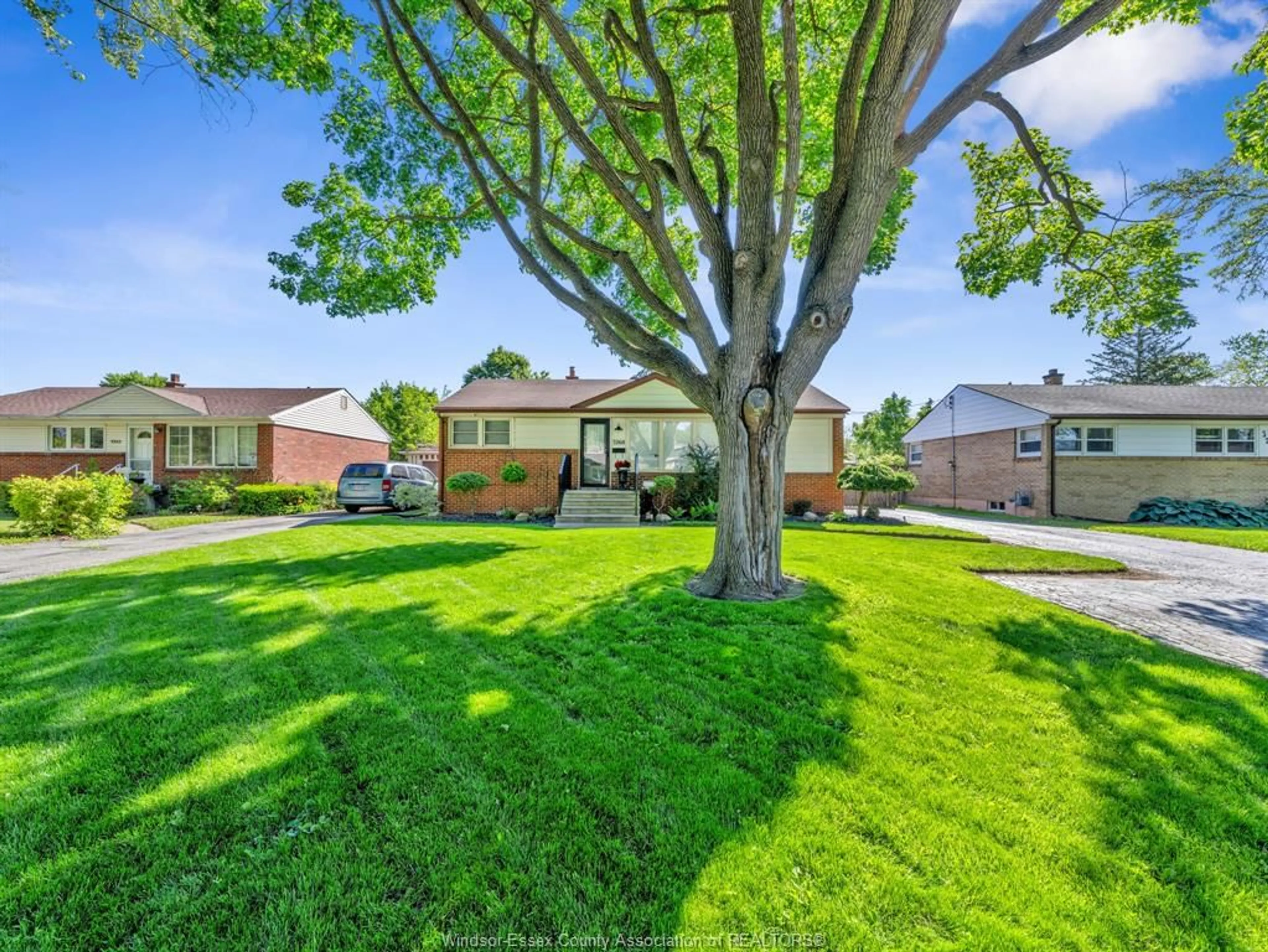 A pic from outside/outdoor area/front of a property/back of a property/a pic from drone, street for 3268 VIRGINIA PARK, Windsor Ontario N9E 2C3