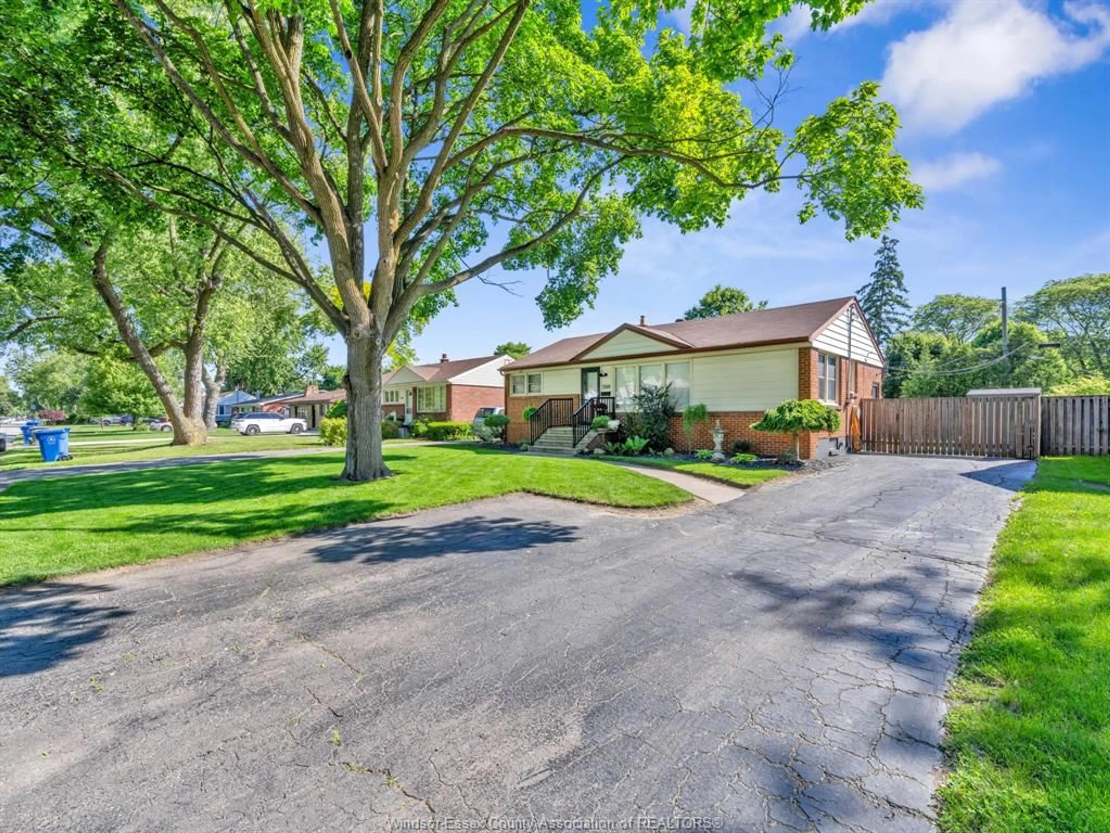 A pic from outside/outdoor area/front of a property/back of a property/a pic from drone, street for 3268 VIRGINIA PARK, Windsor Ontario N9E 2C3