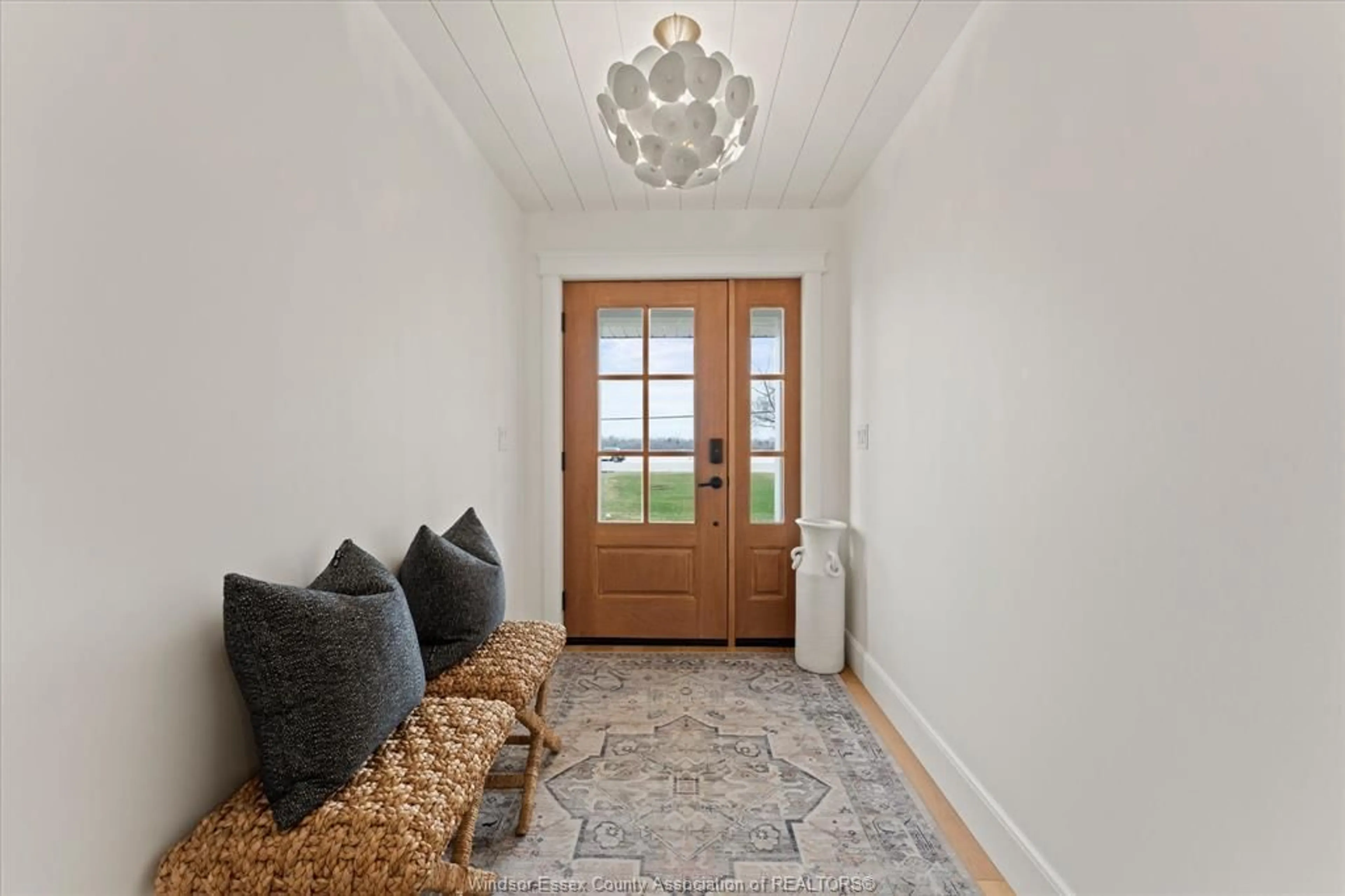 Indoor entryway for 963 FRONT Rd, Amherstburg Ontario N9V 2M4
