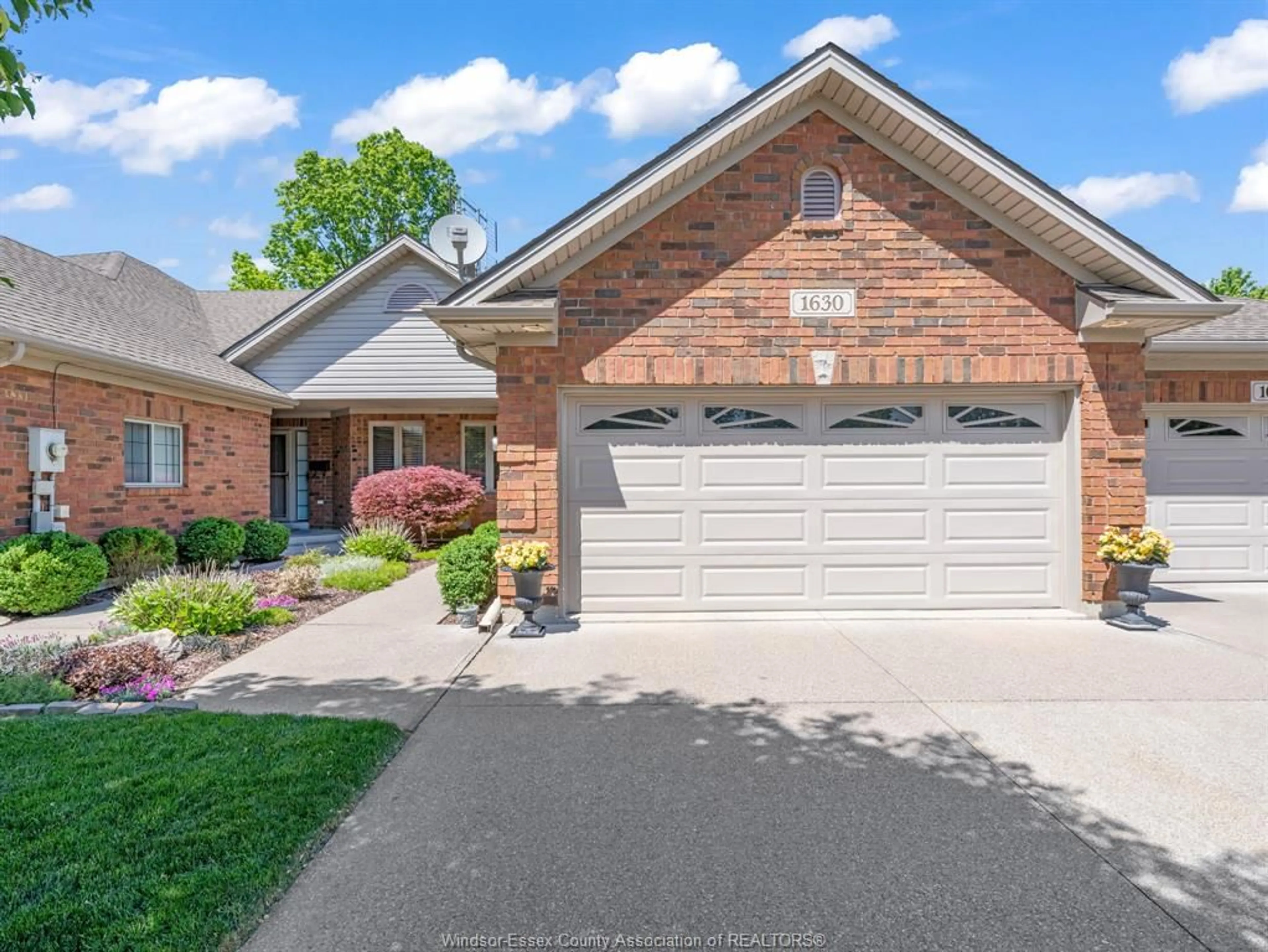 Home with brick exterior material, street for 1630 NAPLES Cres, LaSalle Ontario N9J 3Y9