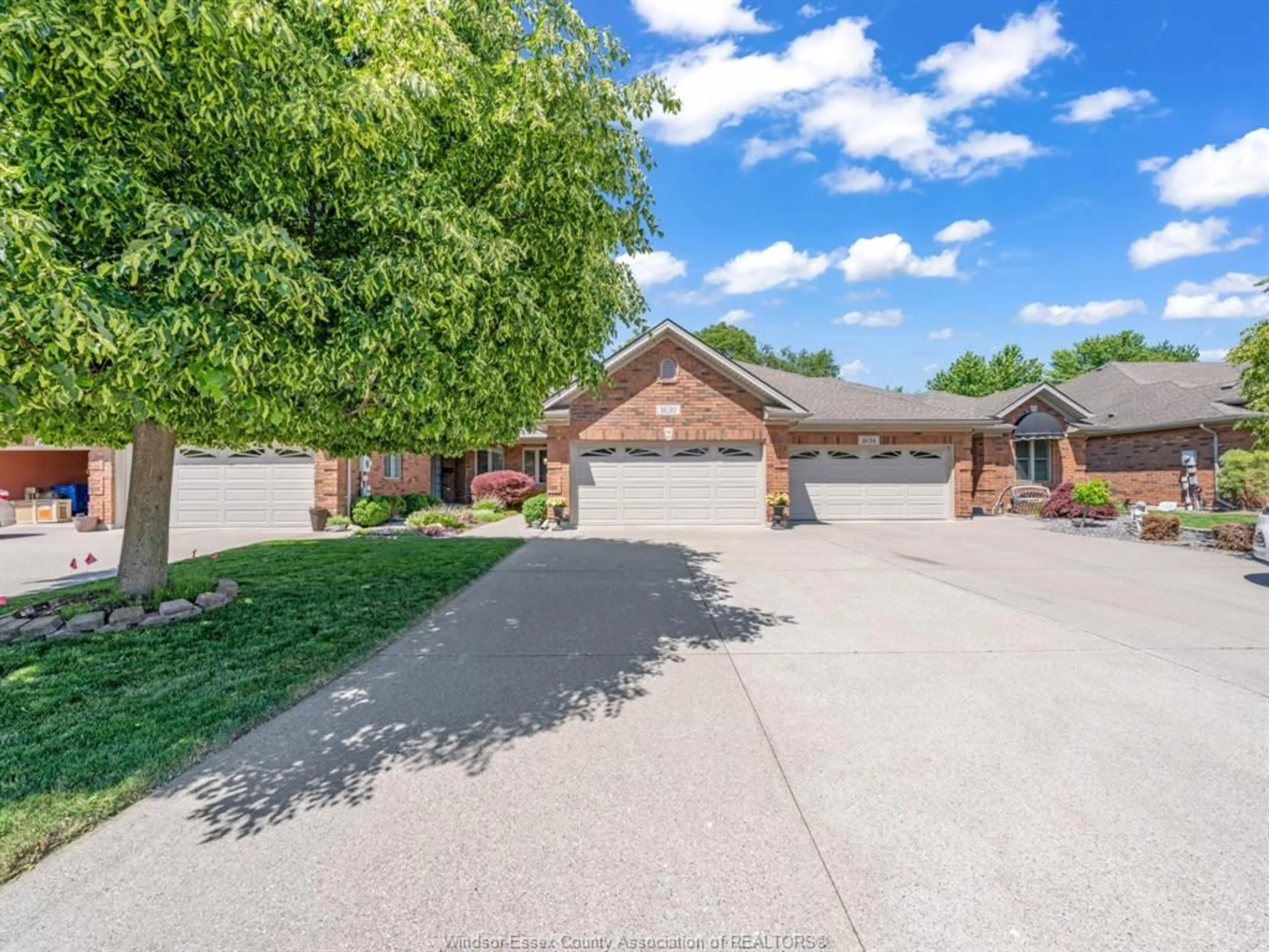 A pic from outside/outdoor area/front of a property/back of a property/a pic from drone, street for 1630 NAPLES Cres, LaSalle Ontario N9J 3Y9