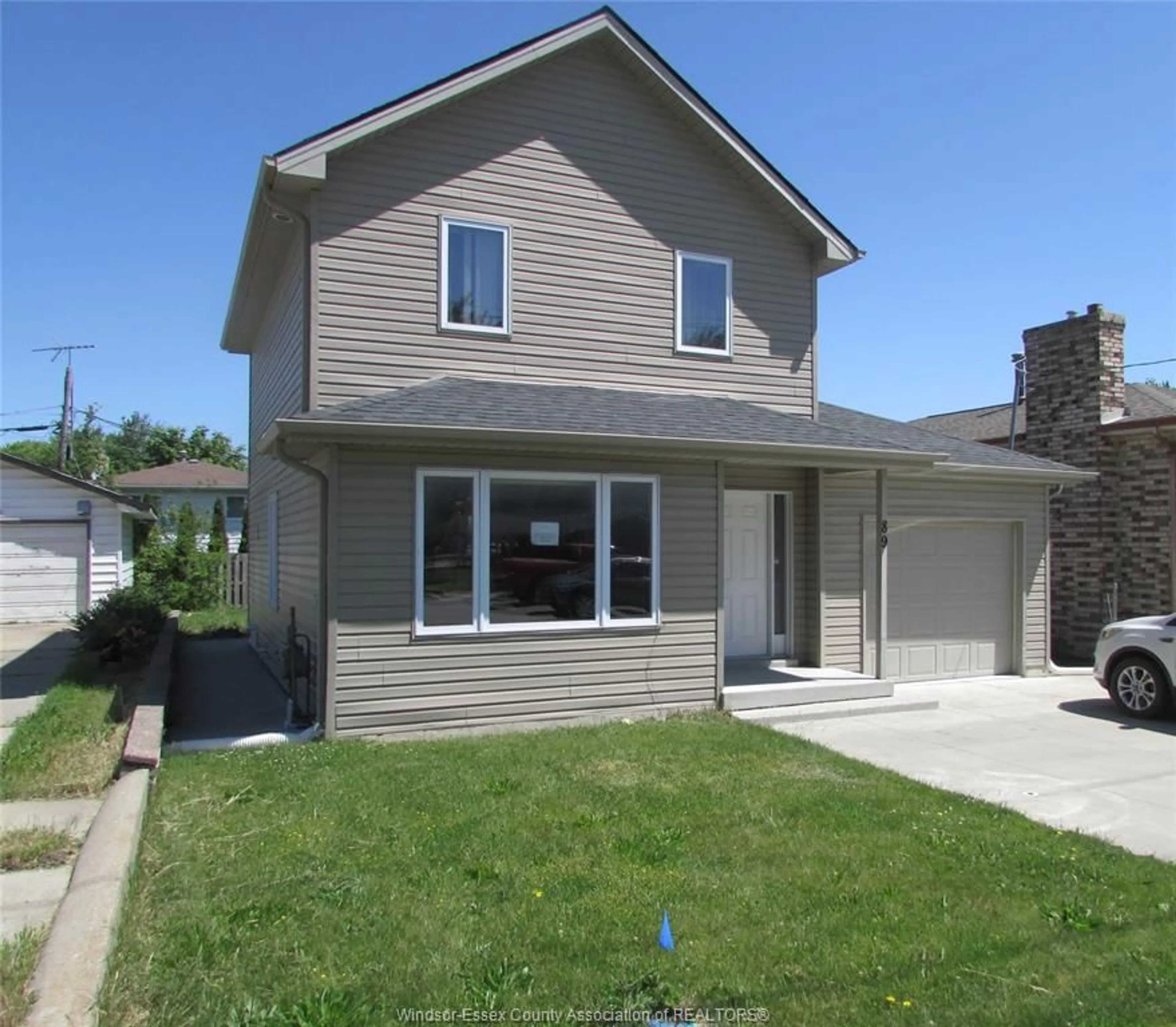 Home with vinyl exterior material, street for 89 Oak St, Leamington Ontario N8H 2C7