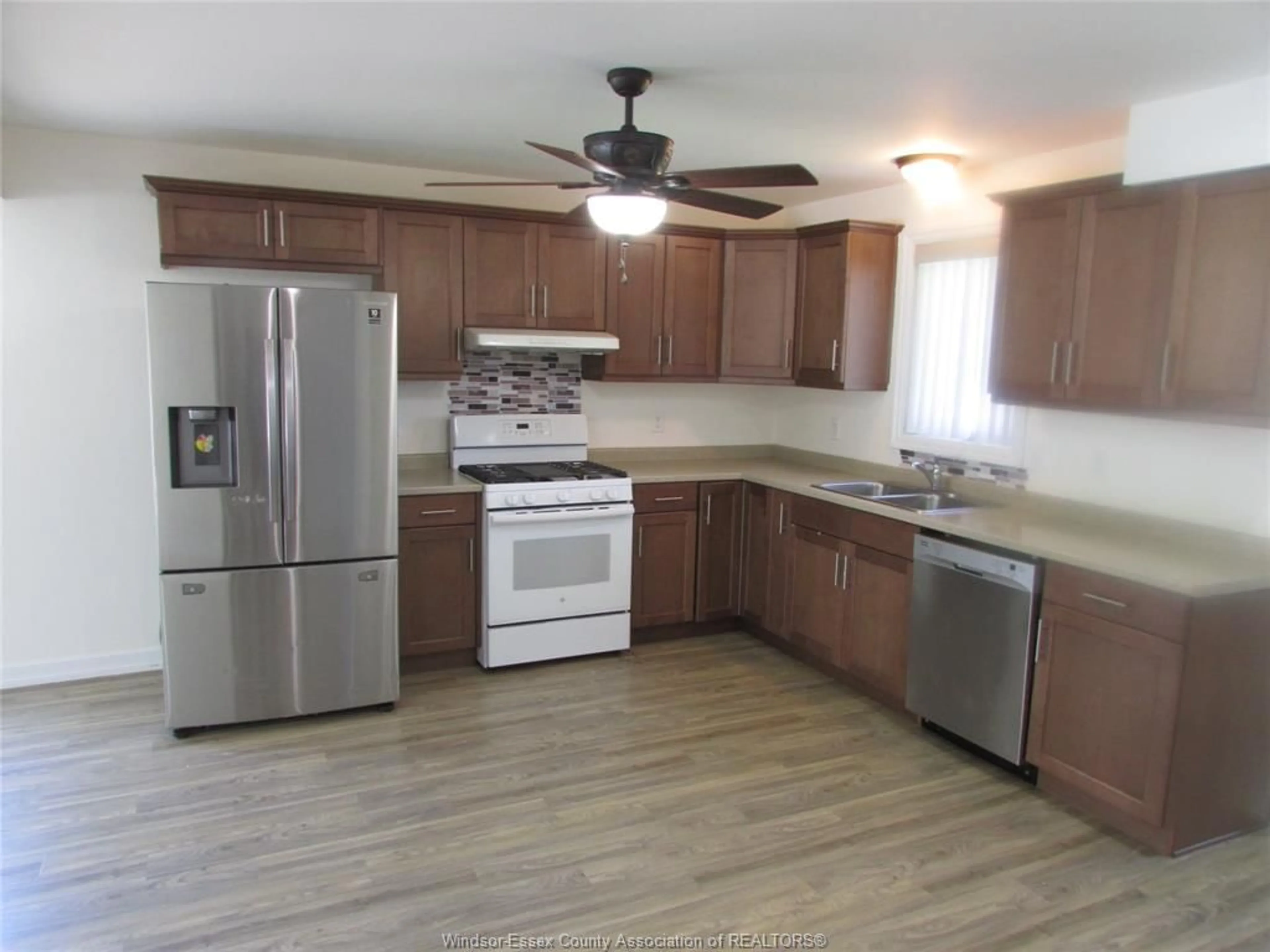 Standard kitchen, unknown for 89 Oak St, Leamington Ontario N8H 2C7