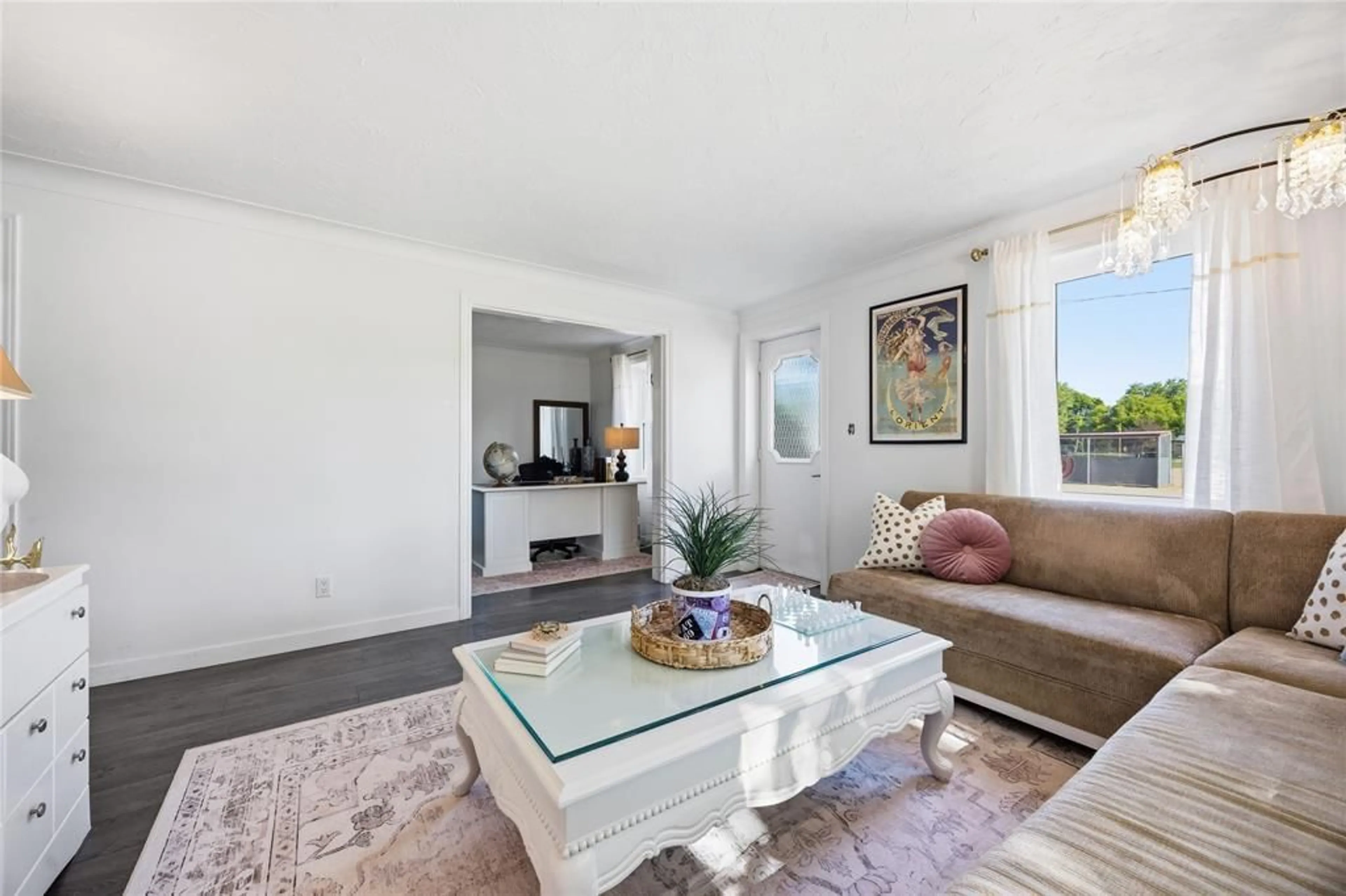 Living room with furniture, unknown for 554 NIAGARA St, Plympton-Wyoming Ontario N0N 1T0
