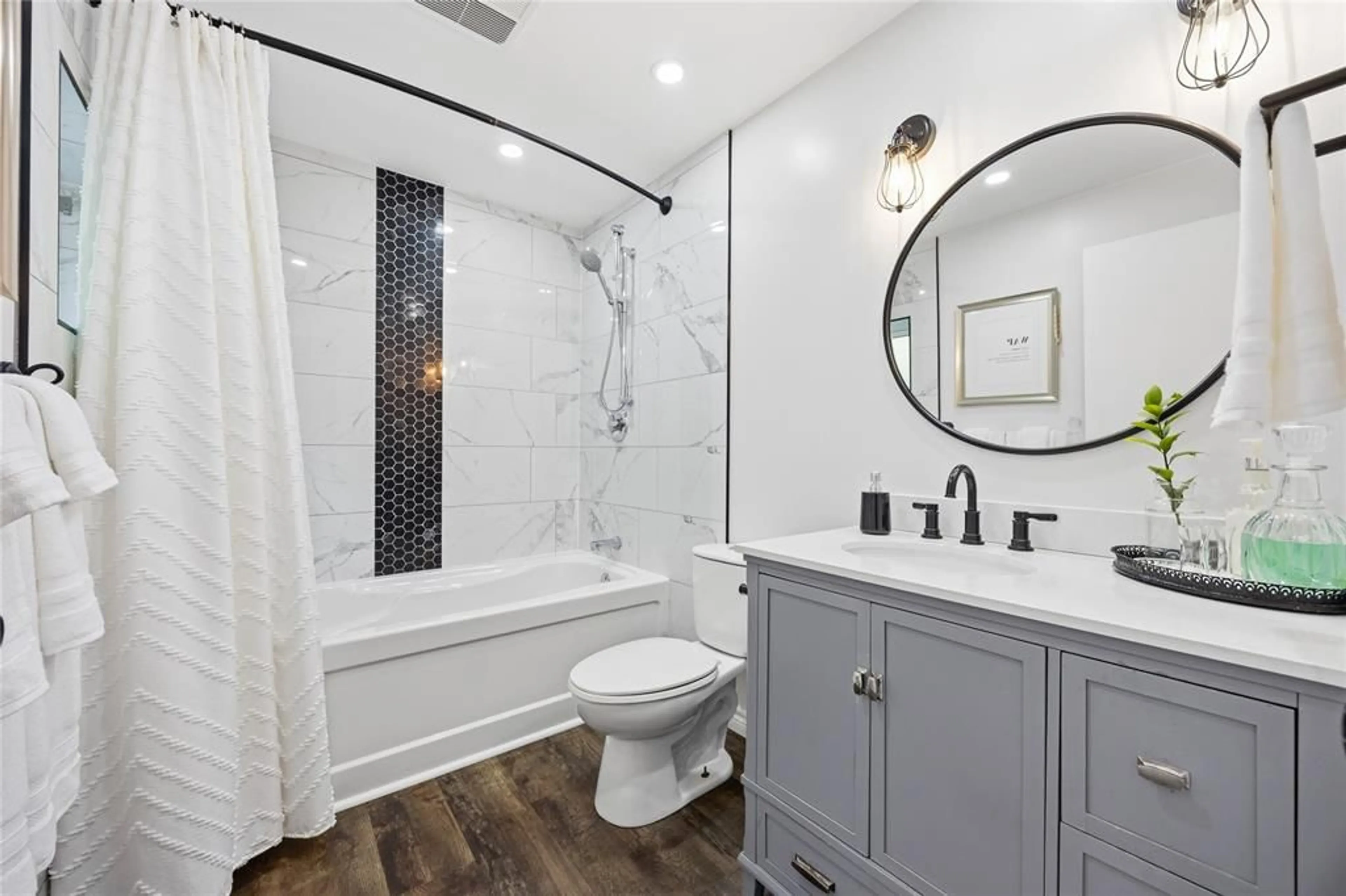 Standard bathroom, ceramic/tile floor for 554 NIAGARA St, Plympton-Wyoming Ontario N0N 1T0
